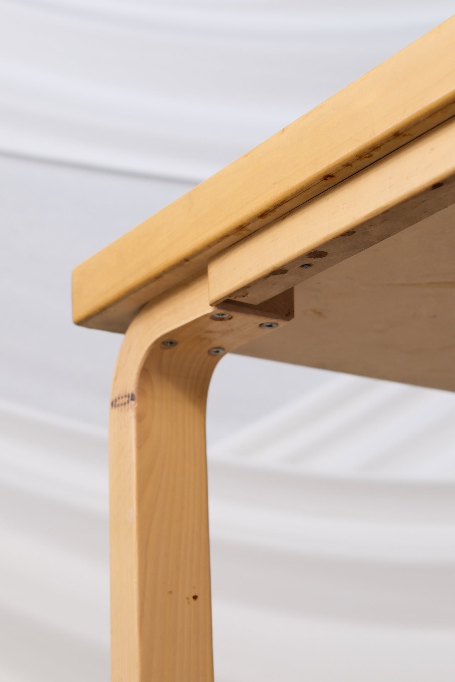 Alvar Aalto Artek 82A -pöytä, musta linoleumi