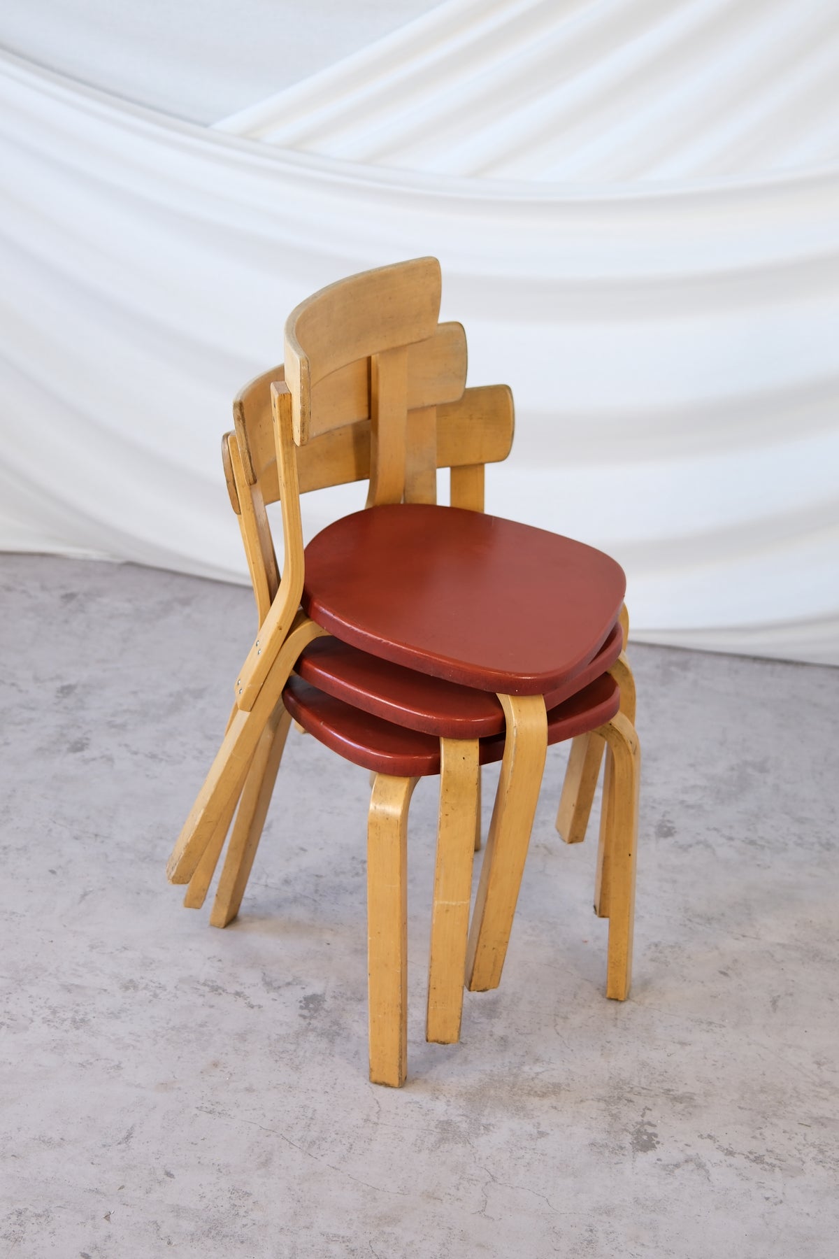 Artek 69 -tuolit, punainen nahkaverhoilu