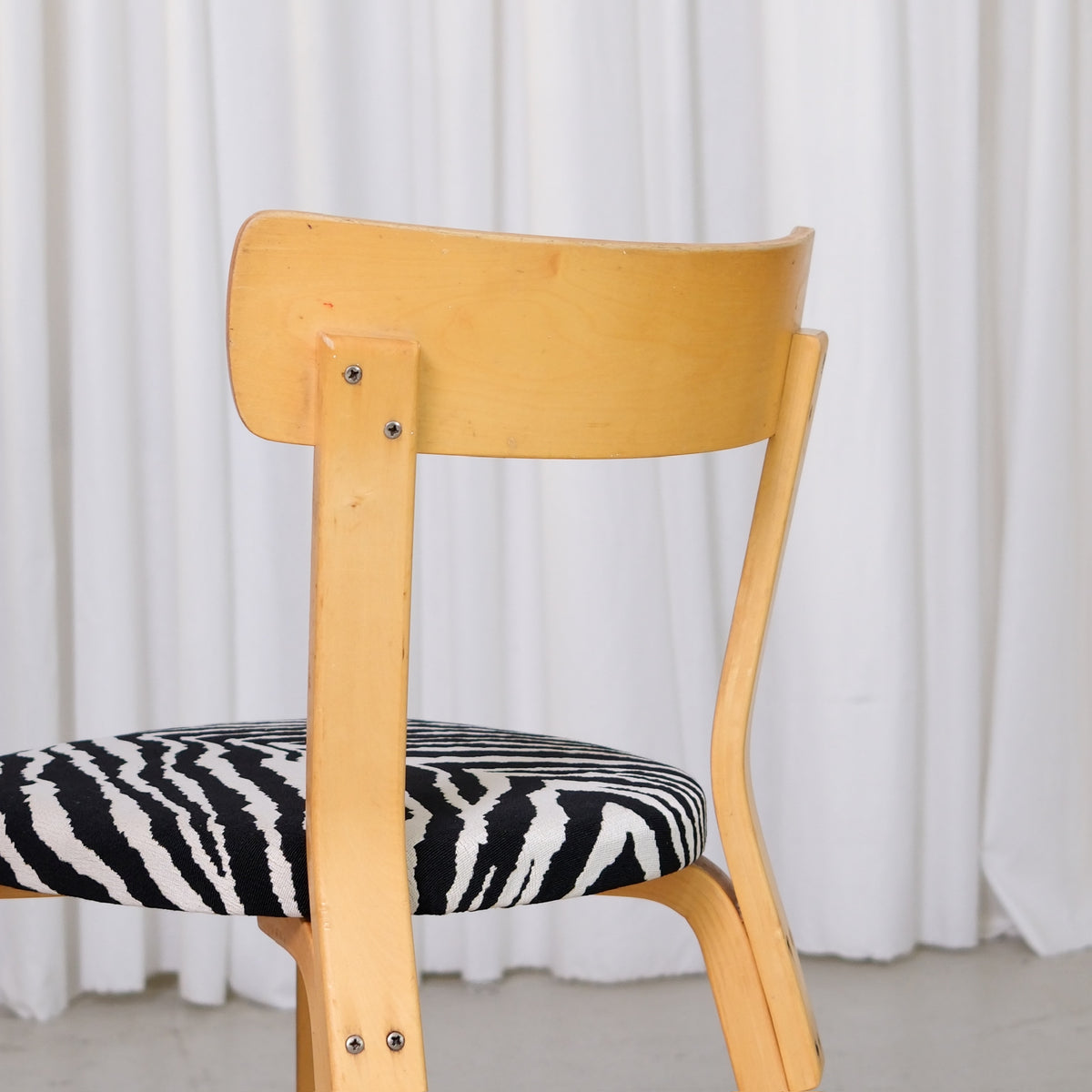 Artek tuoli 69, Zebra-verhoilu – Alvar Aalto