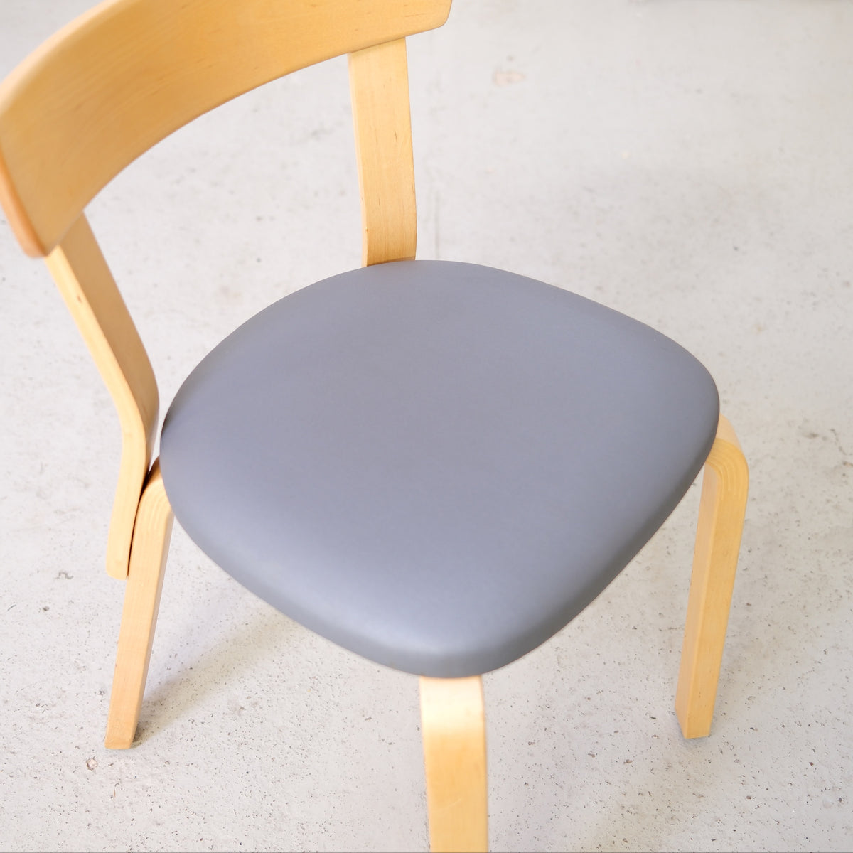Artek tuoli 69, harmaa verhoilu – Alvar Aalto