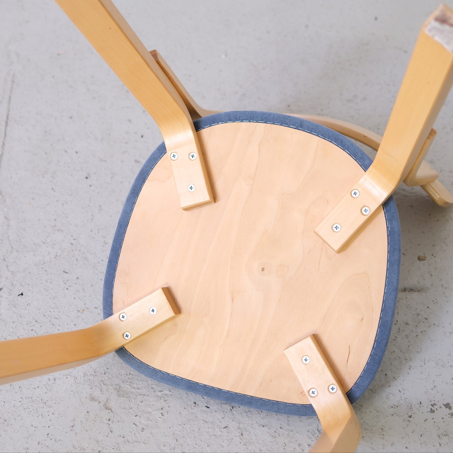 Artek tuoli 69, sininen Alcantara-verhoilu – Alvar Aalto