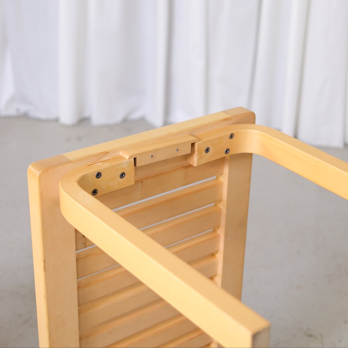 Alvar Aalto 153B -penkki, valmistaja Artek, koivu