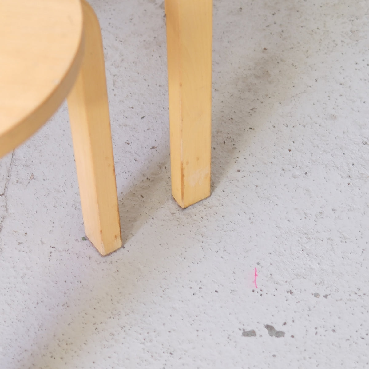 Alvar Aalto 60 -jakkara, valmistaja Artek, 1960-luvun sormiliitosversio