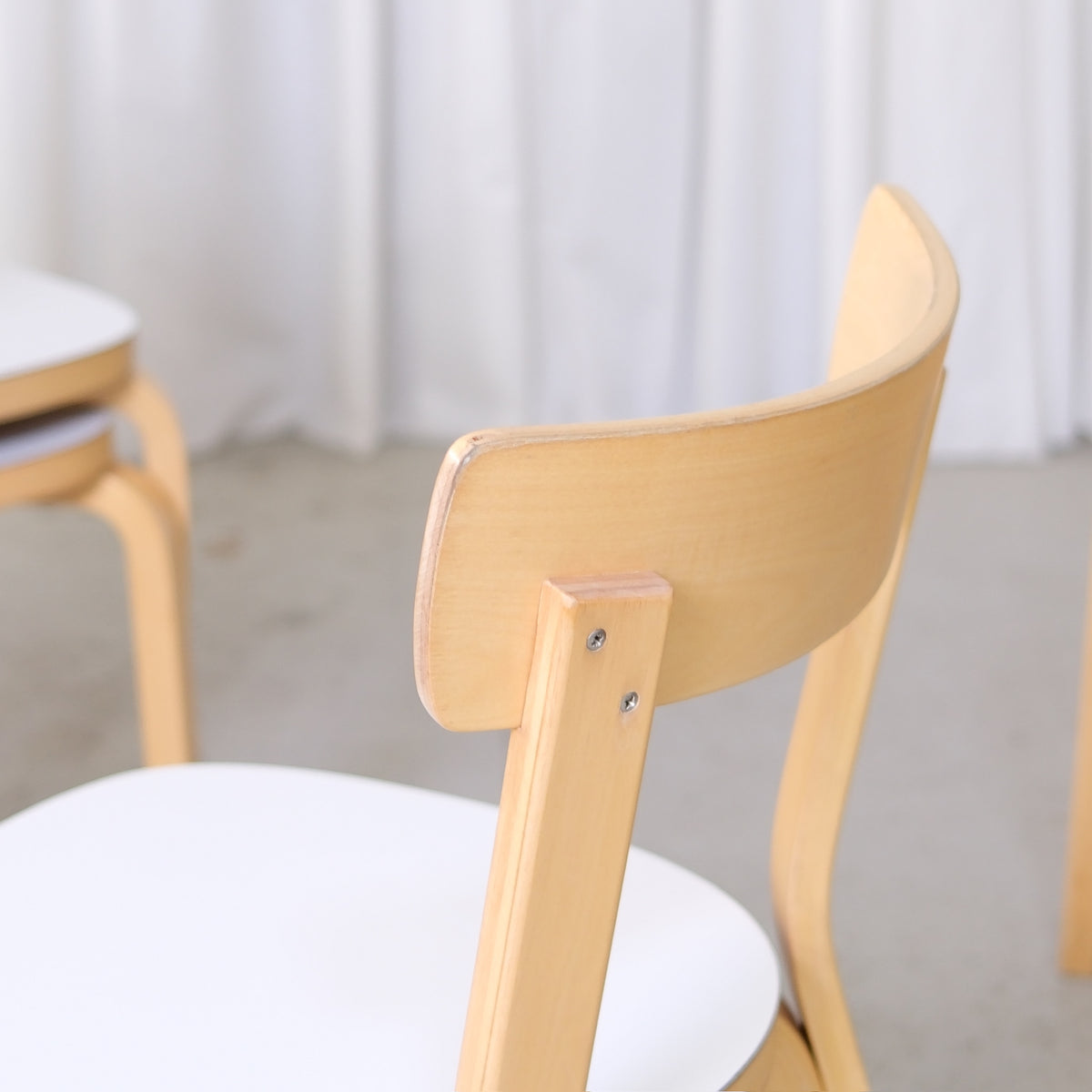 Artek tuoli 69, valkoinen laminaatti – Alvar Aalto