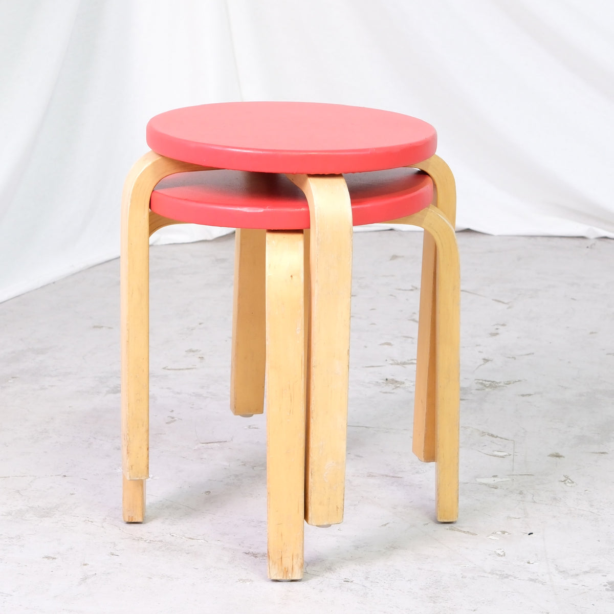 Alvar Aalto E60 -jakkara, valmistaja Artek, punainen verhoilu