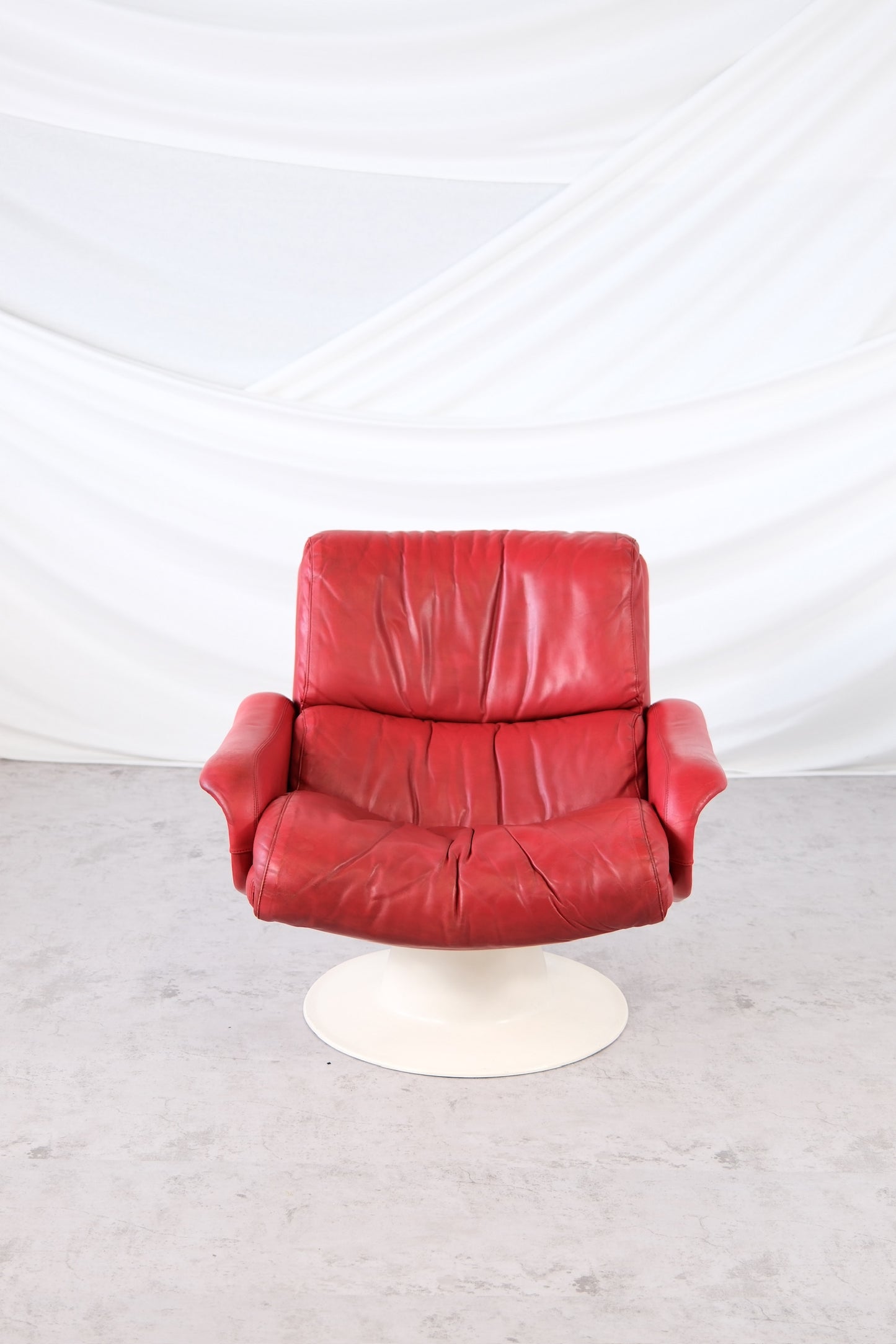 Yrjö Kukkapuro Saturnus, Red Leather