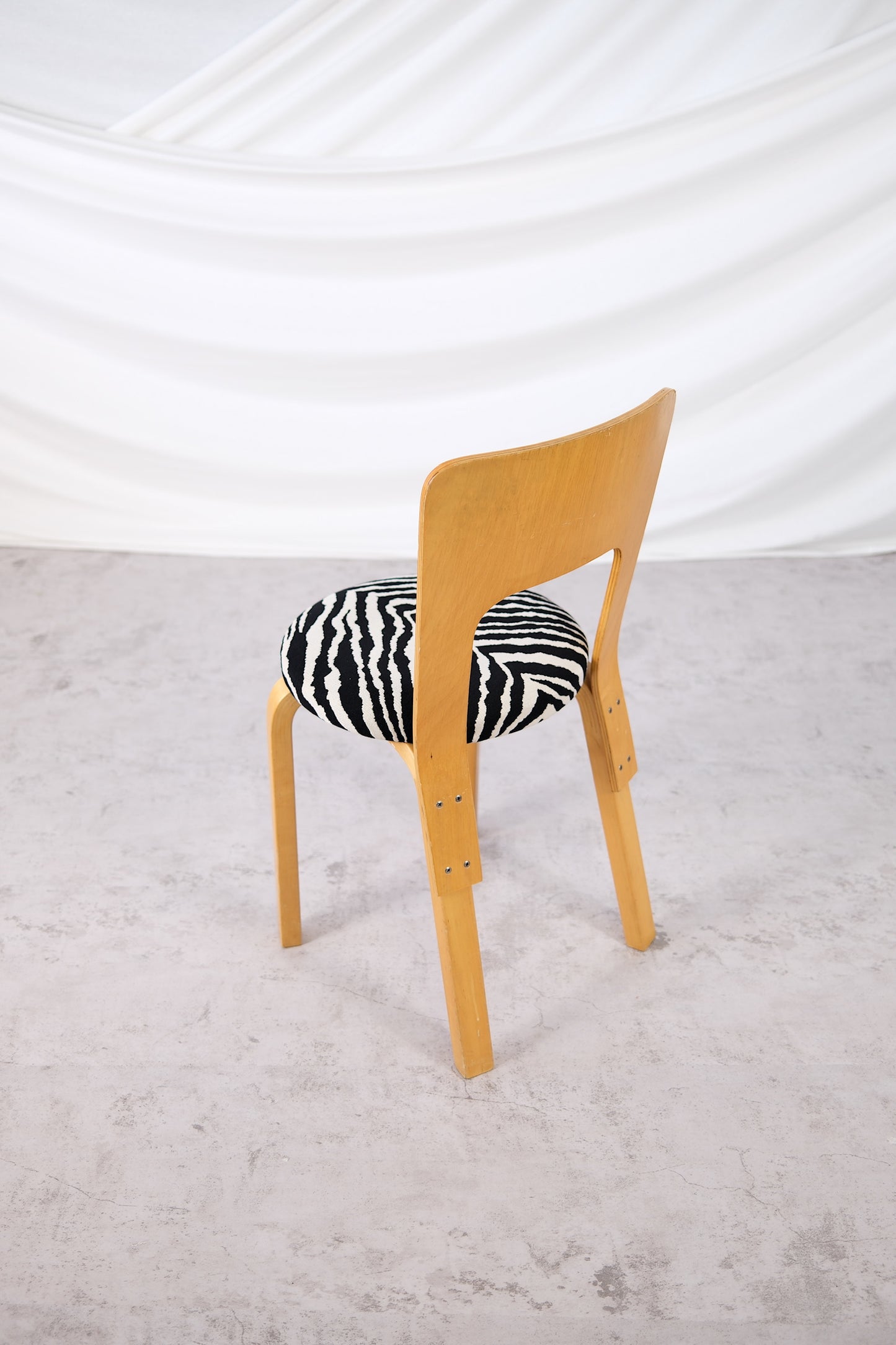 Alvar Aalto Artek 66 -tuolit, Zebra-verhoilu