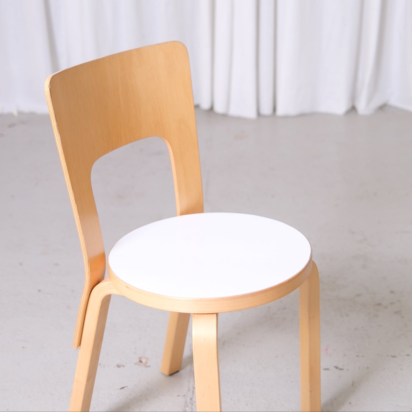 Alvar Aalto 66 -tuolit valkoisilla laminaatti-istuimilla, valmistaja Artek