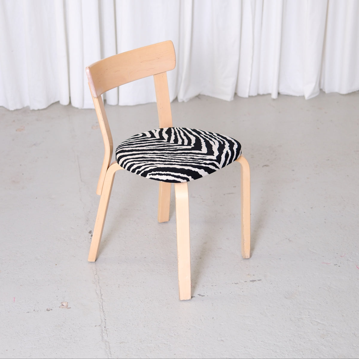 Alvar Aalto 69 -koivutuoli, valmistaja Artek, Zebra-verhoilu