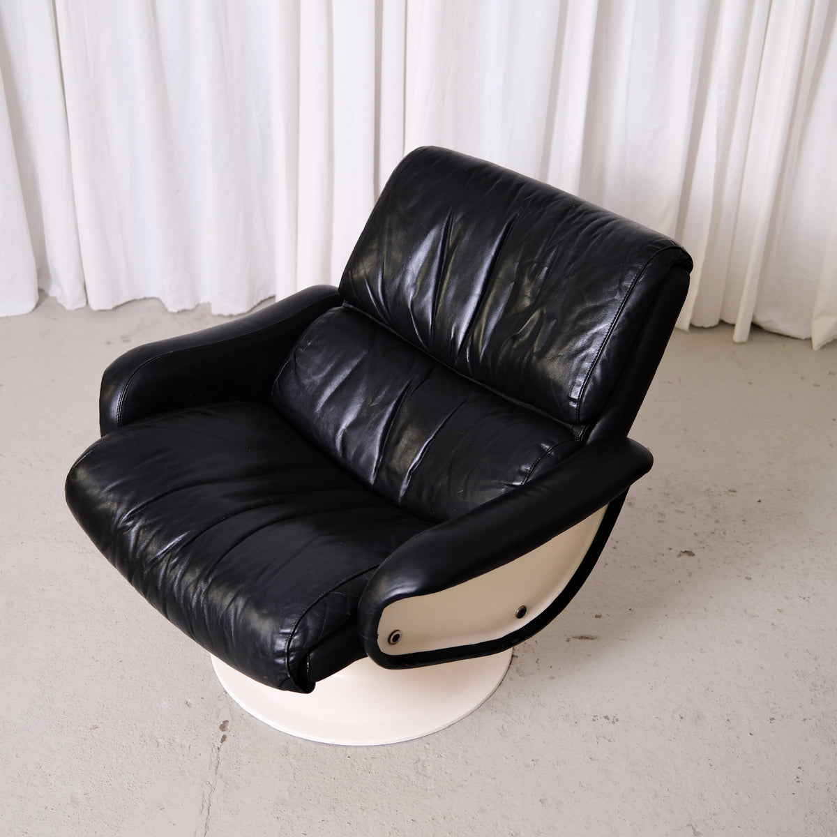 Yrjö Kukkapuro Saturnus Lounge Chair in Black Leather