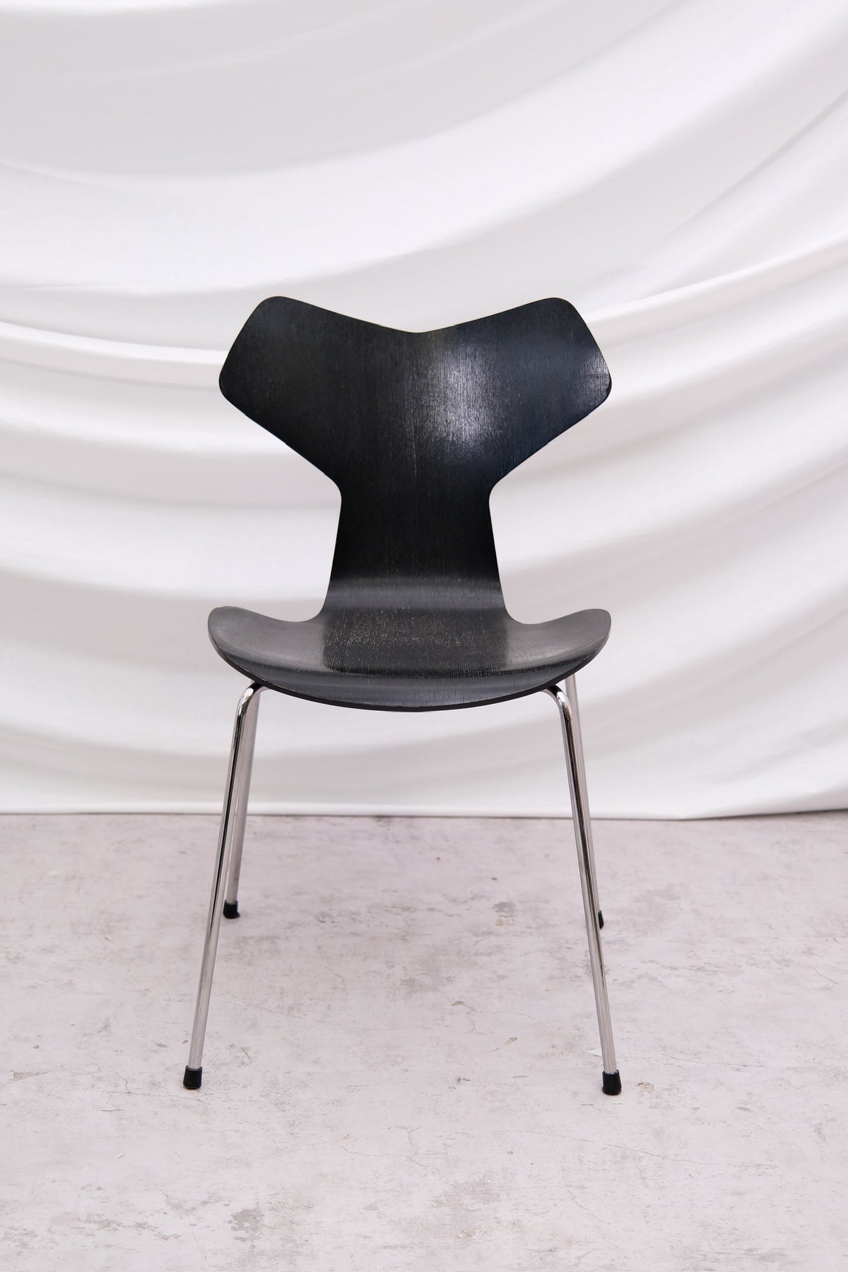 Fritz Hansen Grand Prix -tuolit, musta puu