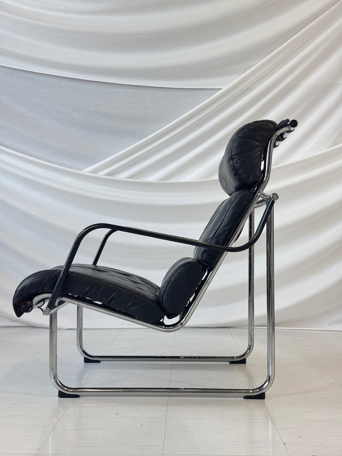 Remmi Armchair Black Leather by Yrjö Kukkapuro