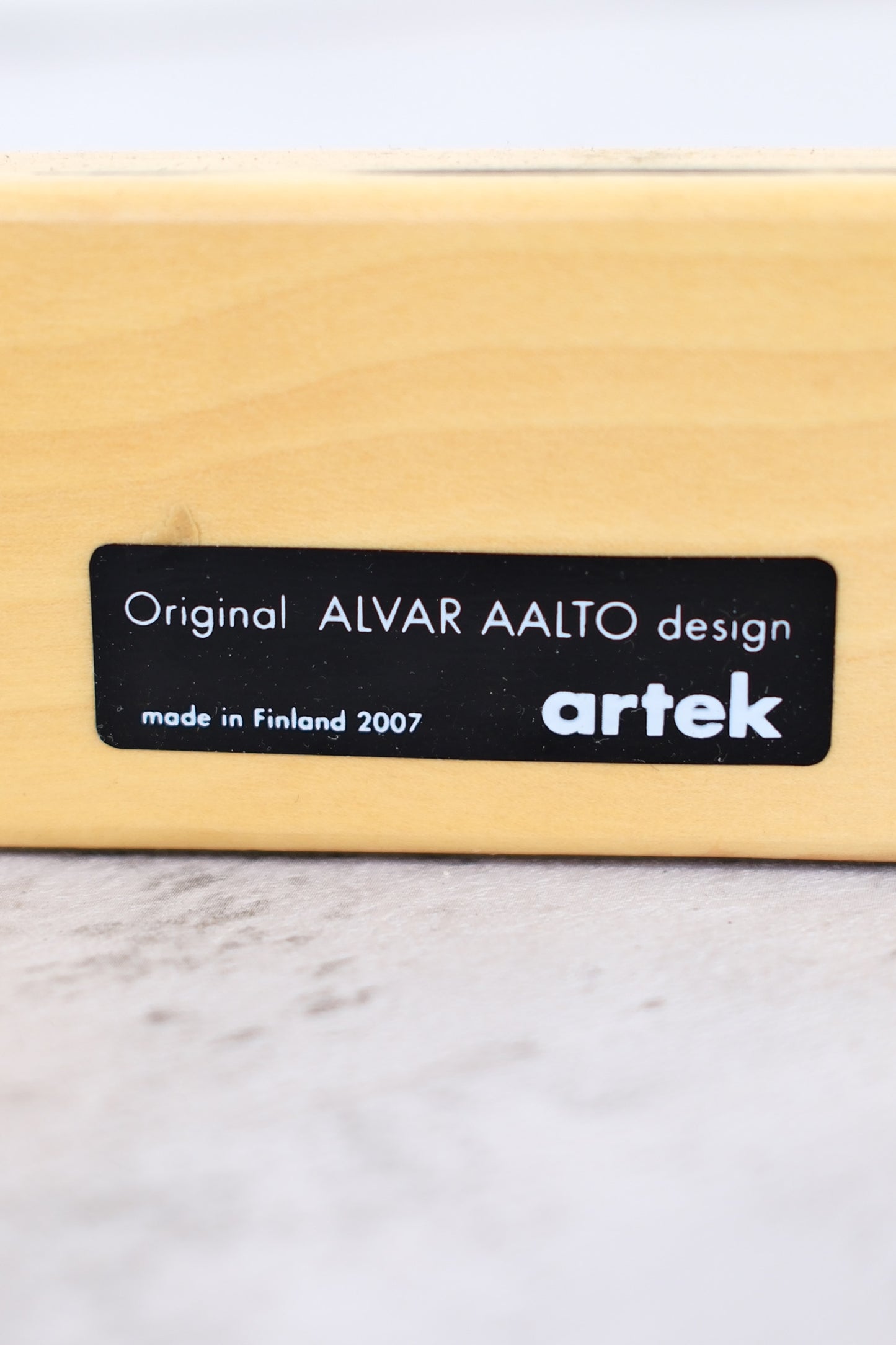 Alvar Aalto 115 -sateenvarjoteline, valmistaja Artek, Suomi