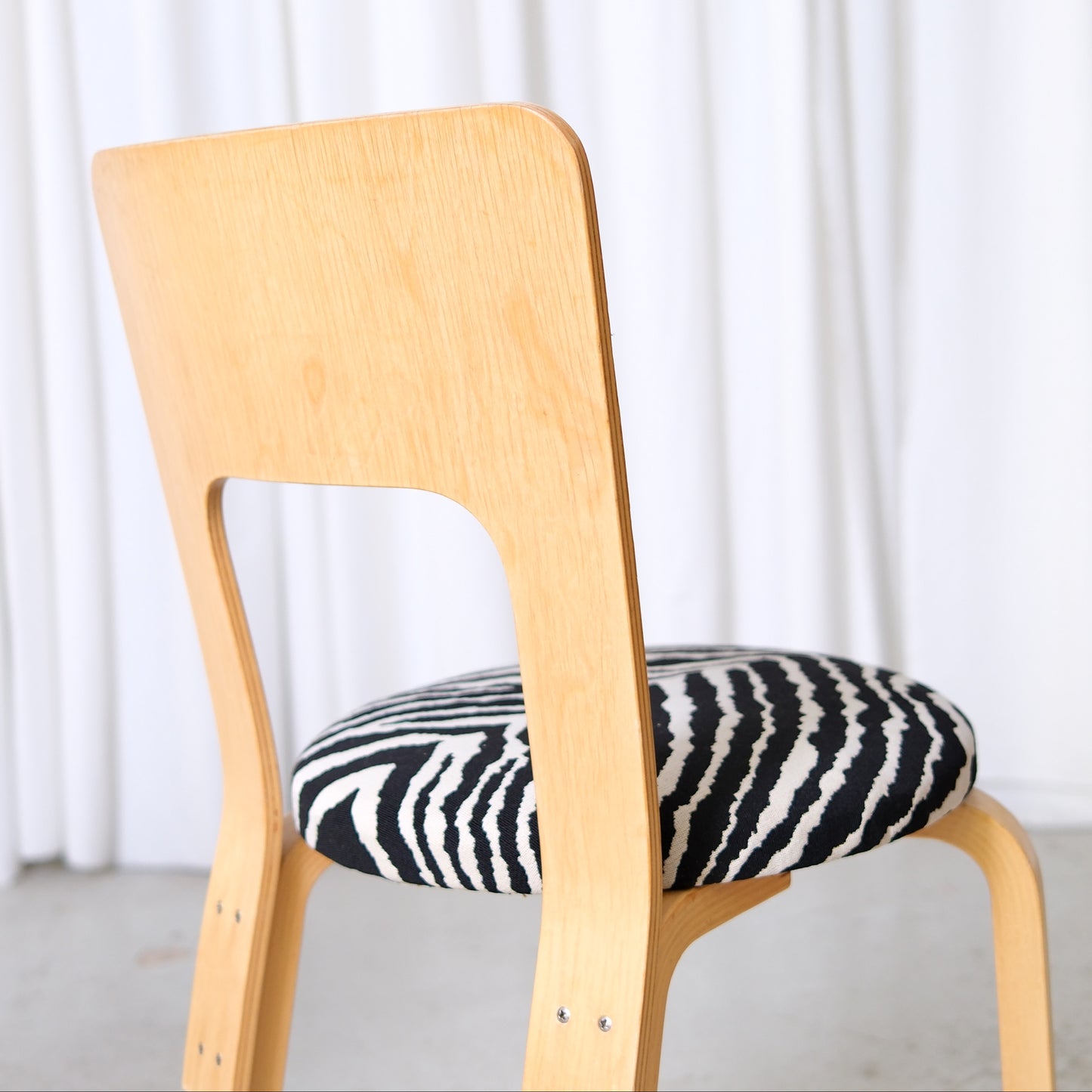 Alvar Aalto 66 -tuoli, valmistaja Artek, Zebra-verhoilu
