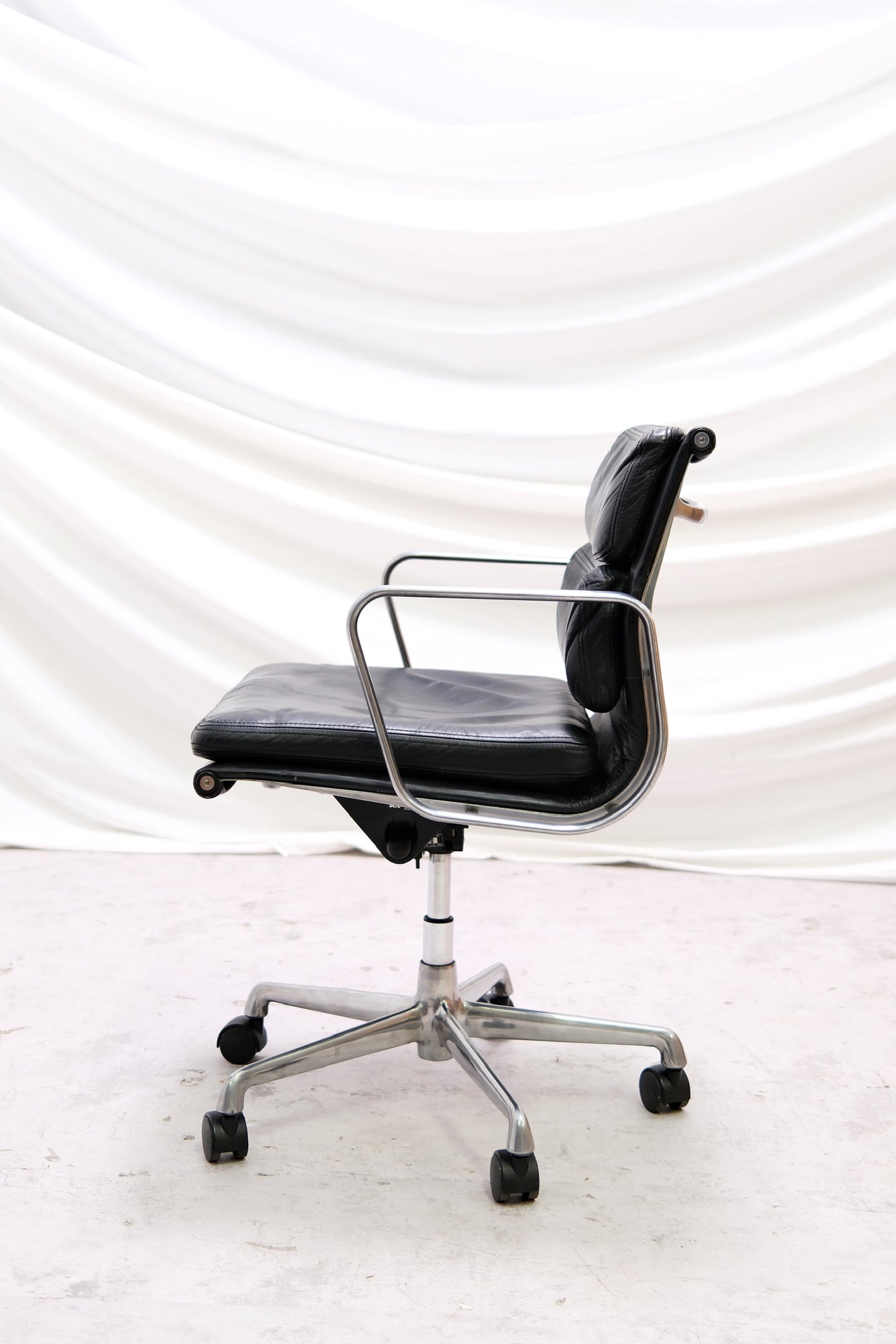 EA217 Soft Pad -tuoli – Charles & Ray Eames, valmistaja ICF, Italia