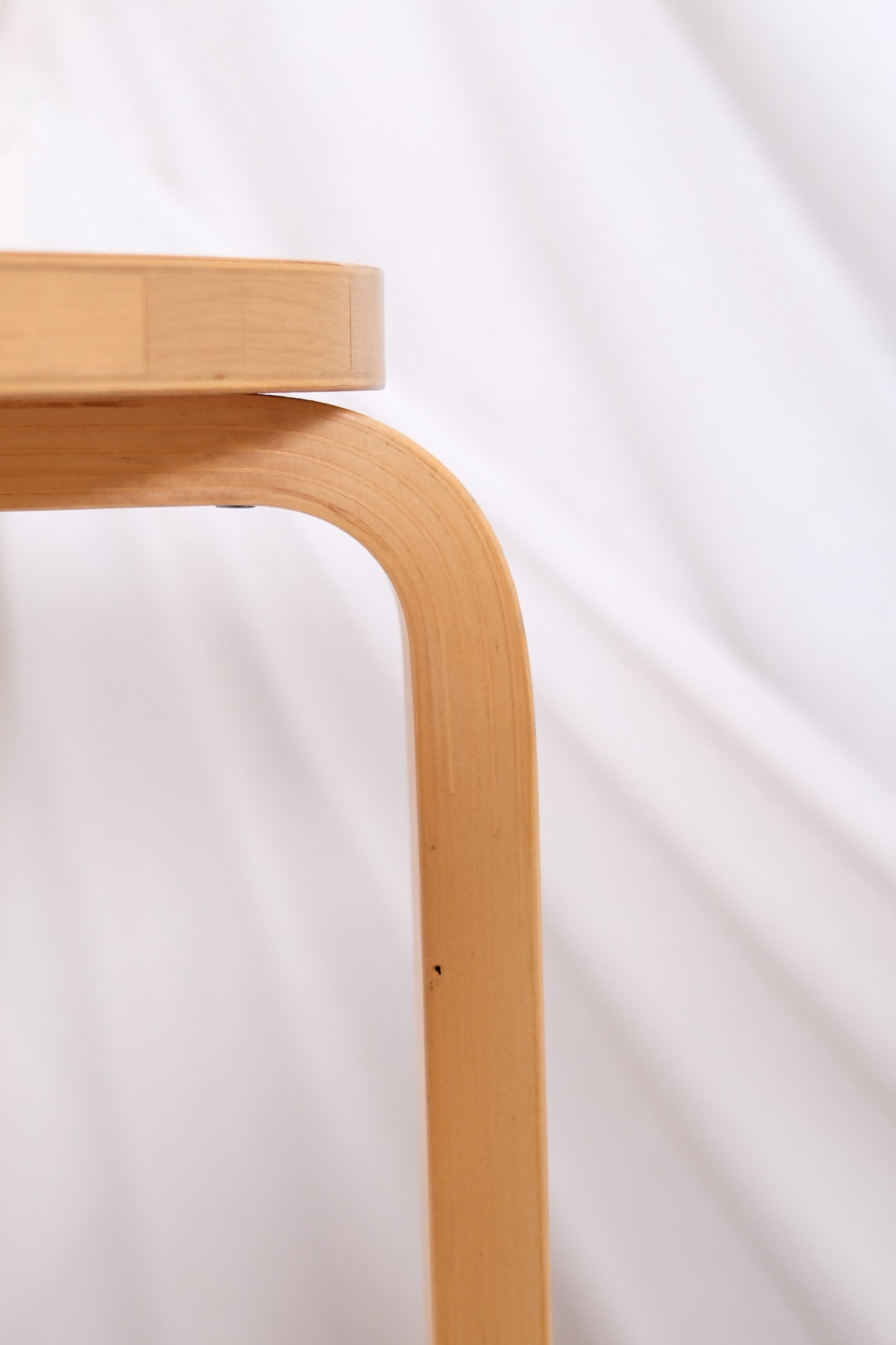 Alvar Aalto 69 -tuoli, valmistaja Artek, 4 saatavilla