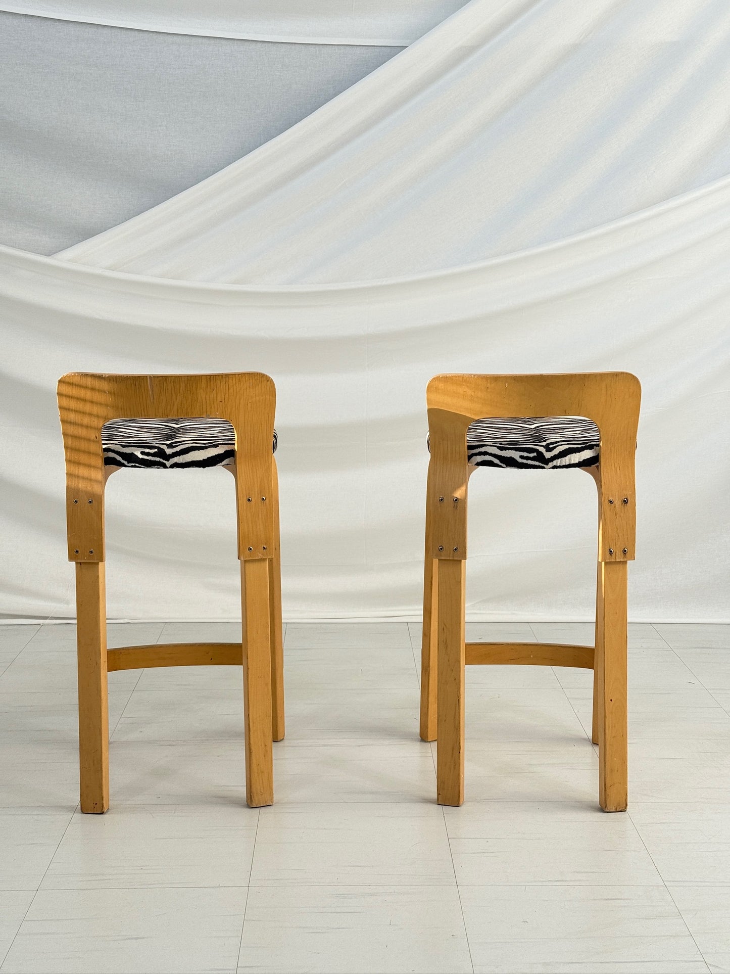 Alvar Aalto K65 -jakkara, valmistaja Artek