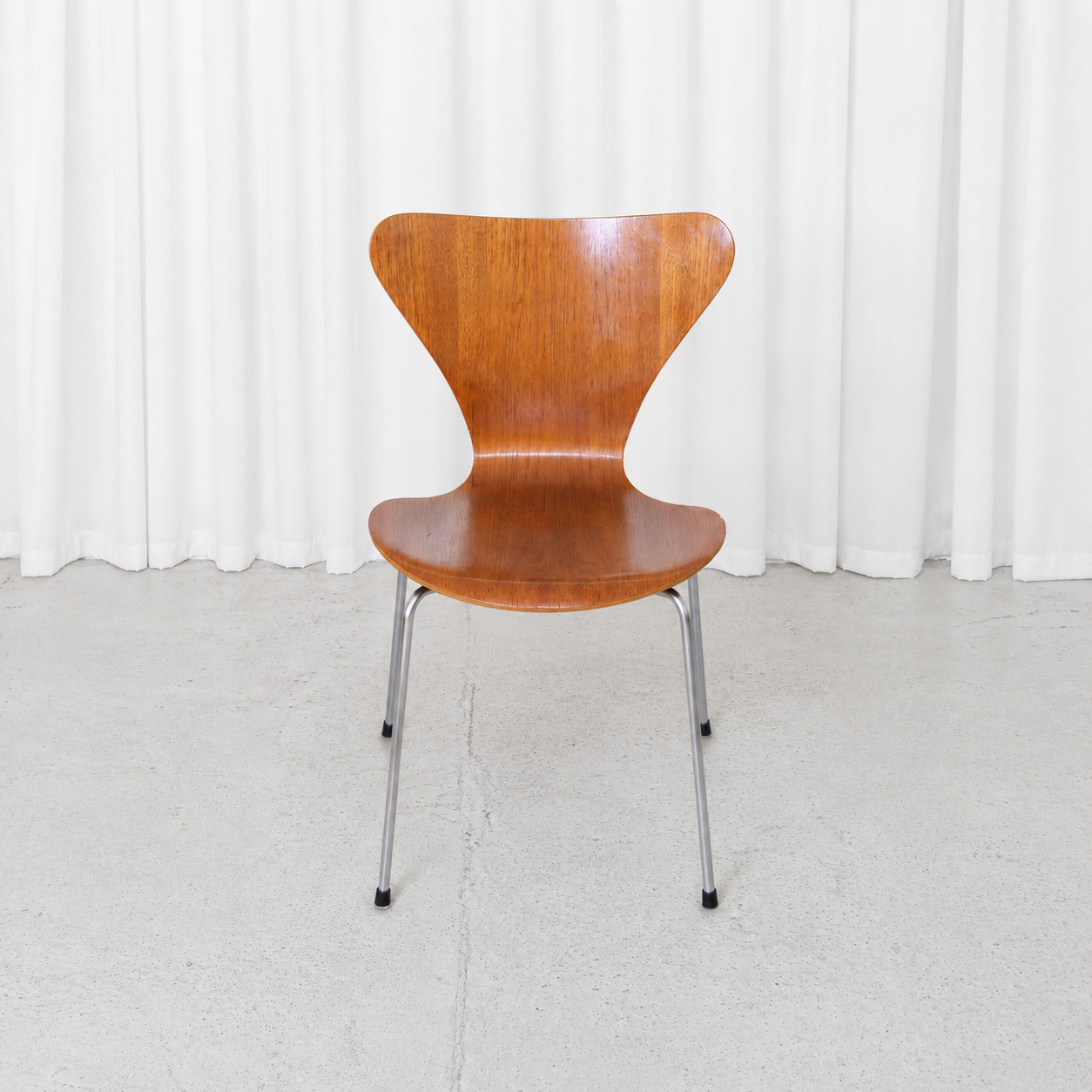 Fritz Hansen sarja 7 tuoli, tiikki – Arne Jacobsen