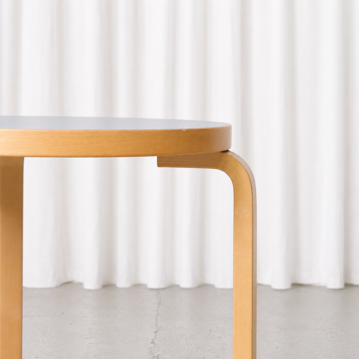 Artek 90C pöytä, vaaleansininen – Alvar Aalto
