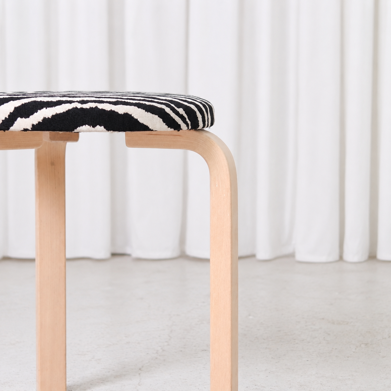 Artek jakkara 60, Zebra-verhoilu