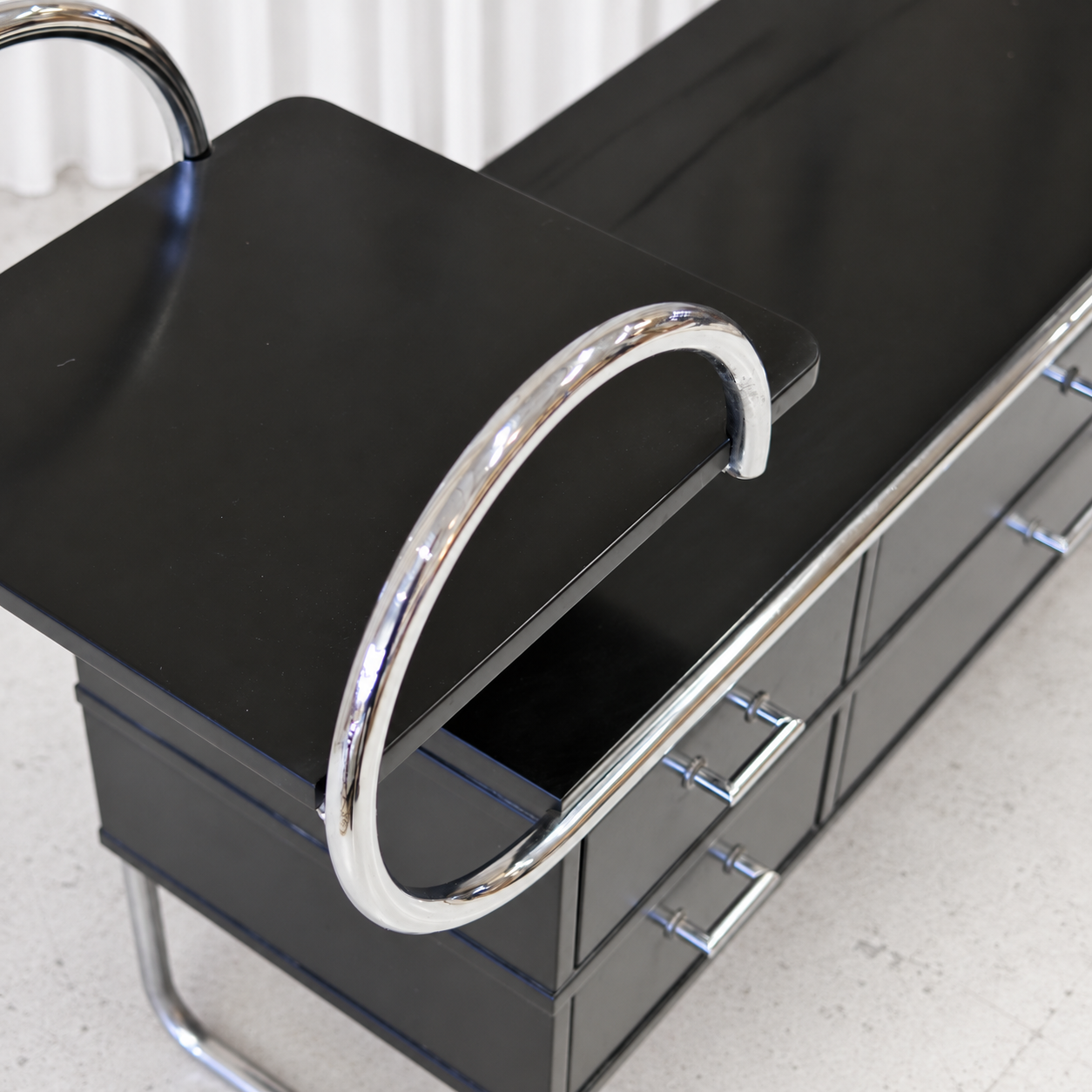 Post Deco 1300 credenza surface and chrome frame detail