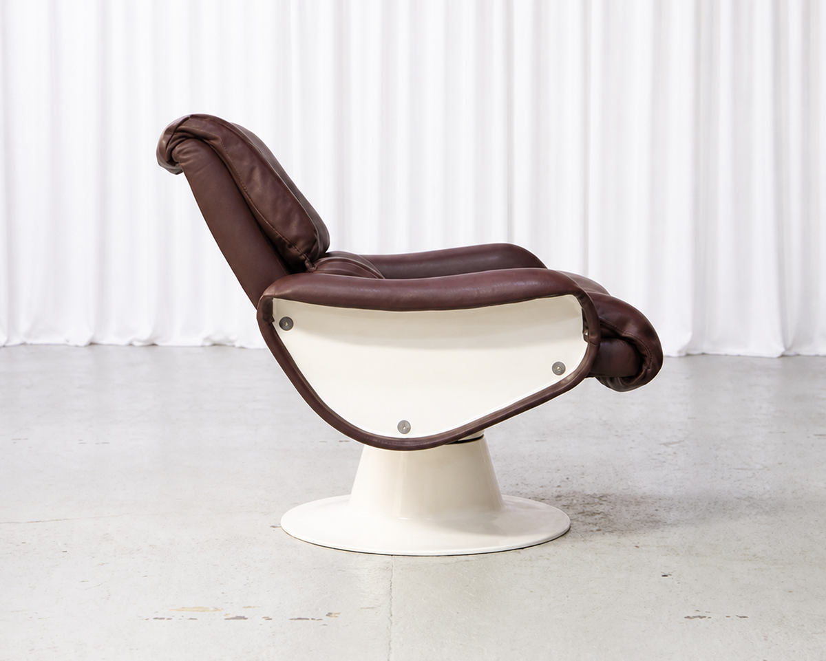 Yrjö Kukkapuro Saturnus lounge chair in brown leather, side view