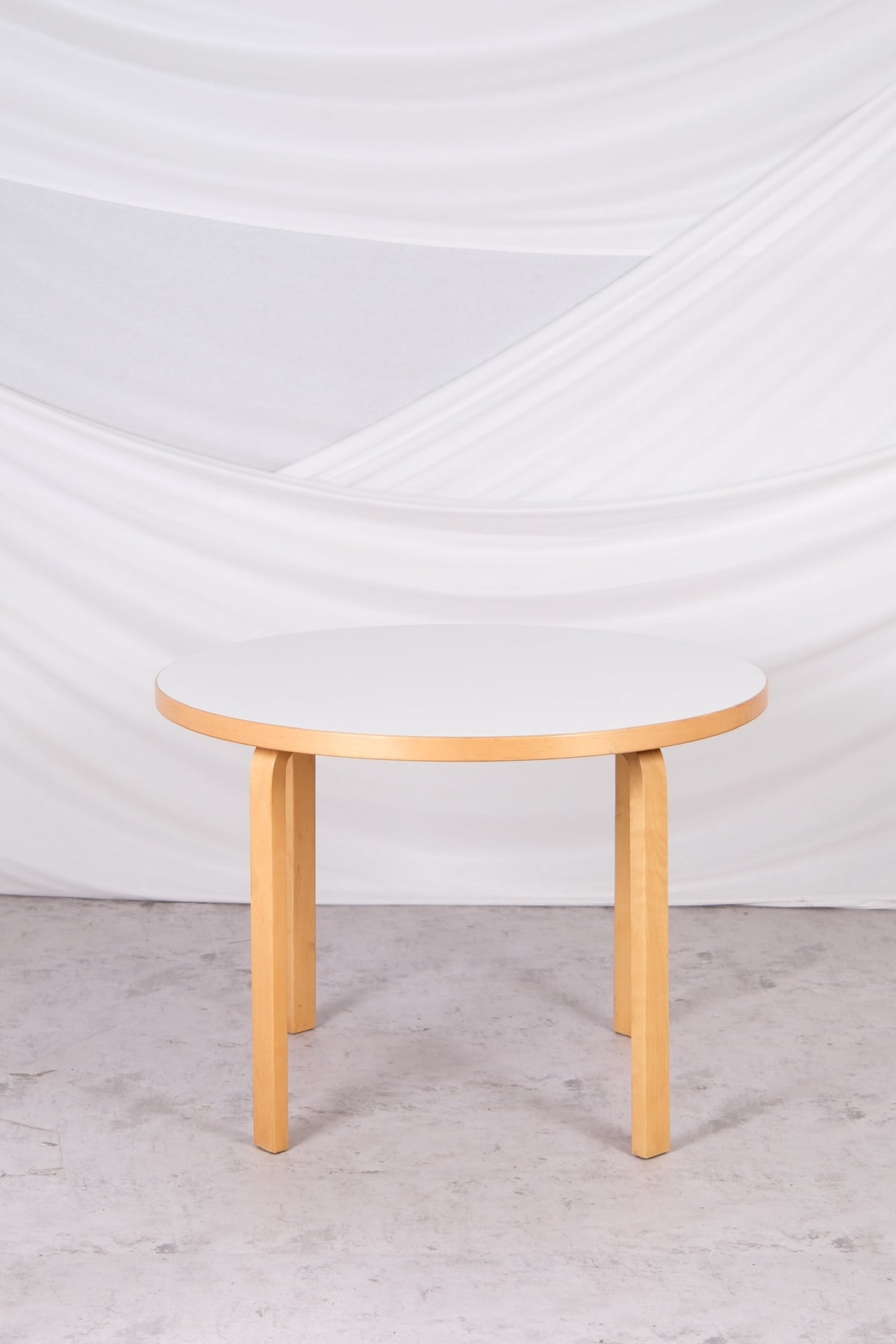 Artek 90a table white laminate circle table pinointerios