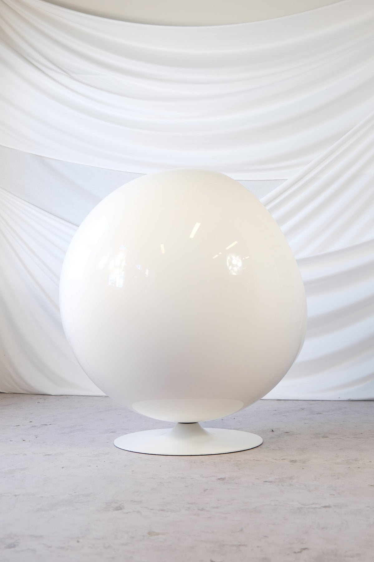Eero Aarnio Ball-tuoli, ruskea nahkaverhoilu