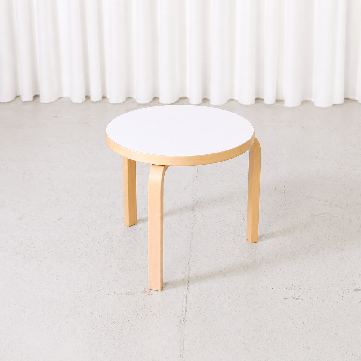 Artek 90D coffee table by Alvar Aalto. Round top, bentwood legs