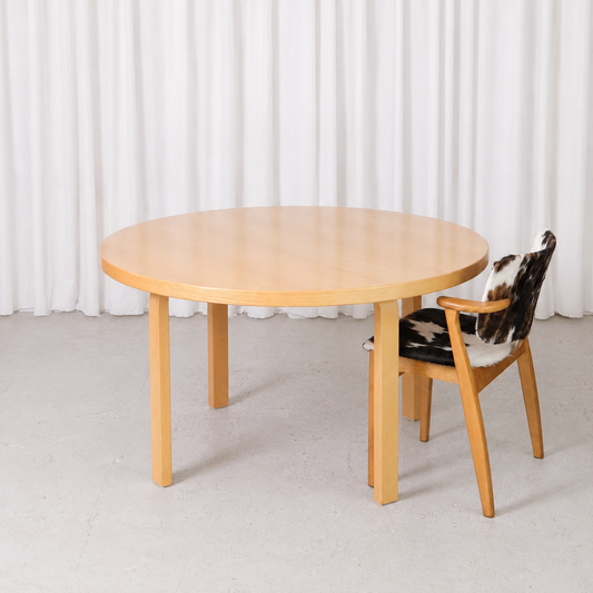Vintage Artek Table 91 in ash, designed by Alvar Aalto. A round Finnish dining table with beautiful patina, sturdy construction and timeless form.