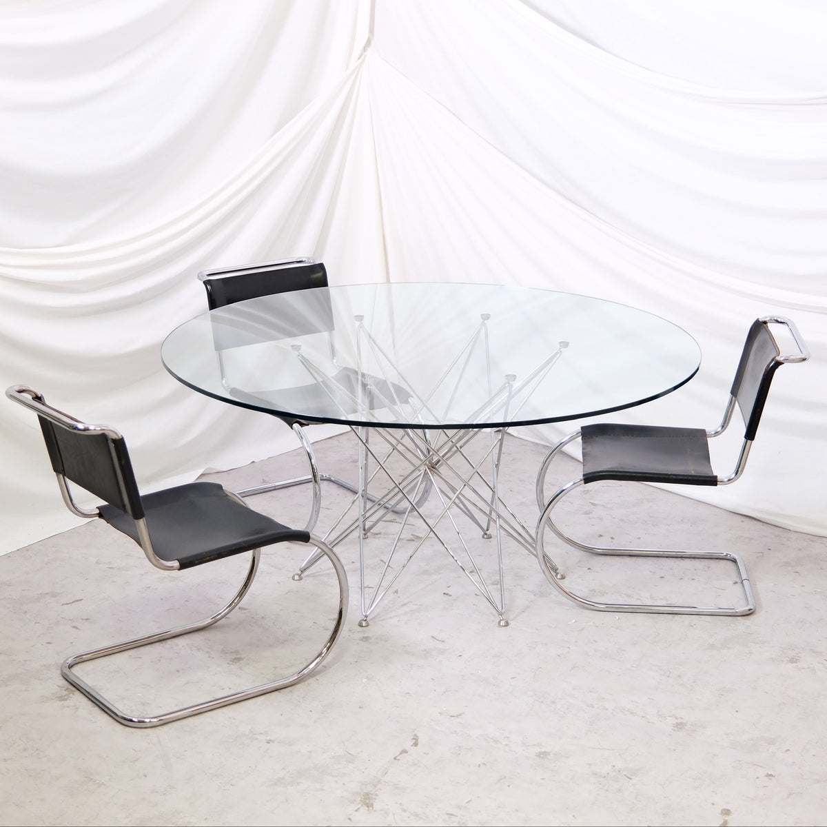 Bonaldo round dining table with glass top, diameter 160 cm. Sculptural metal base, very good condition. Worldwide shipping available.