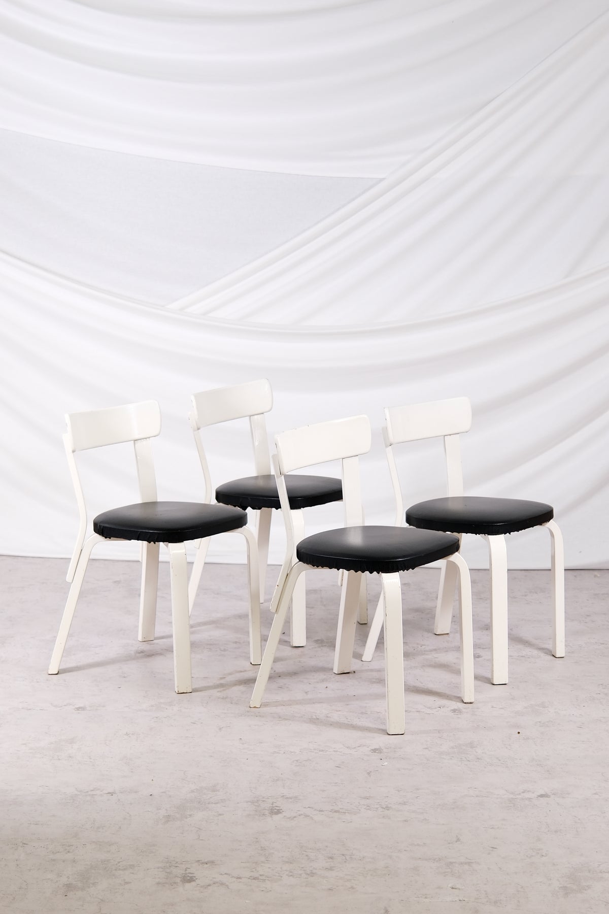 Artek 69 -tuolit, valkoinen runko ja nahkaverhoilu, 4 kpl