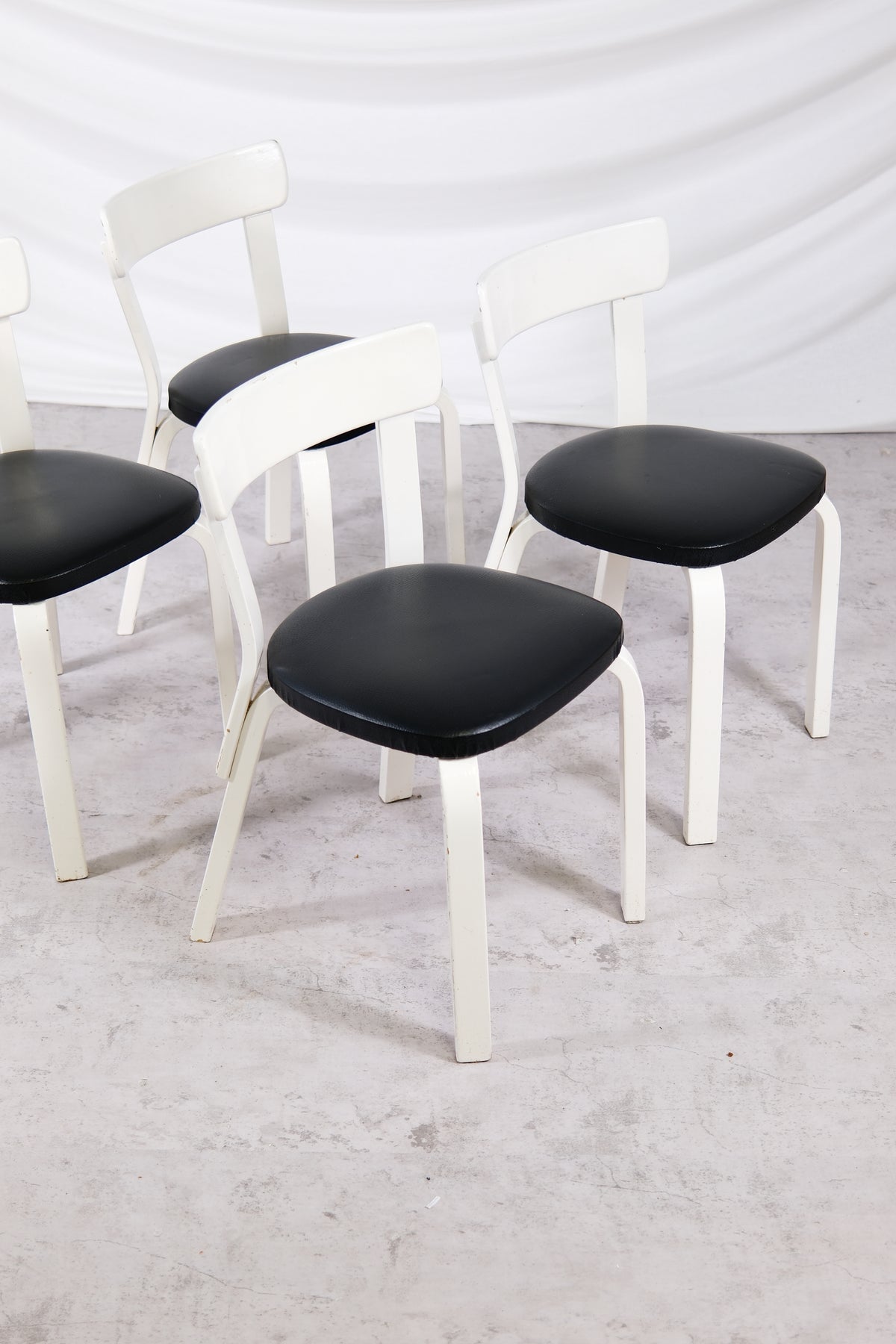 Artek 69 -tuolit, valkoinen runko ja nahkaverhoilu, 4 kpl