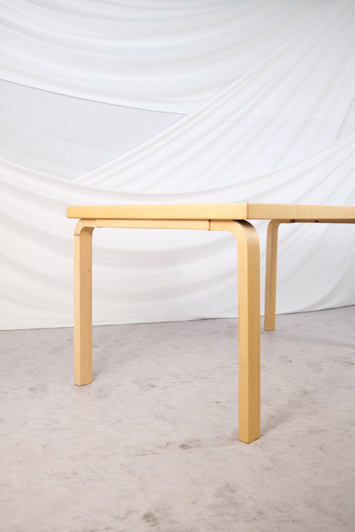 Alvar Aalto Artek 82A -pöytä, musta linoleumi