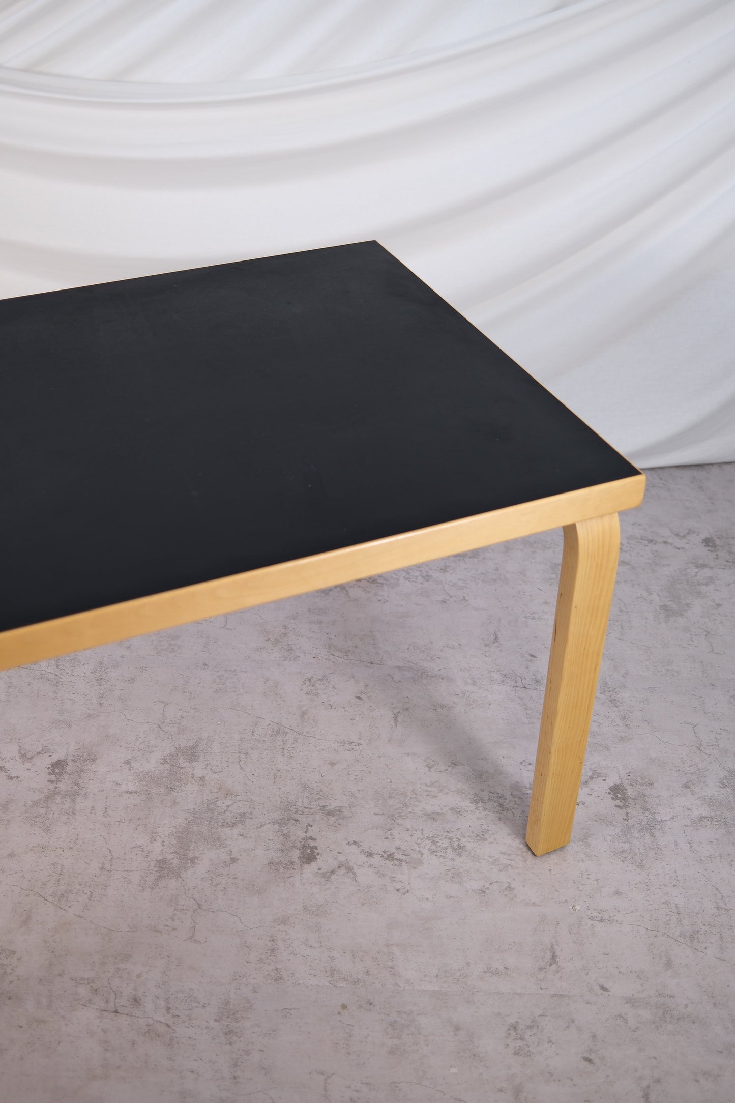Alvar Aalto Artek 82A -pöytä, musta linoleumi
