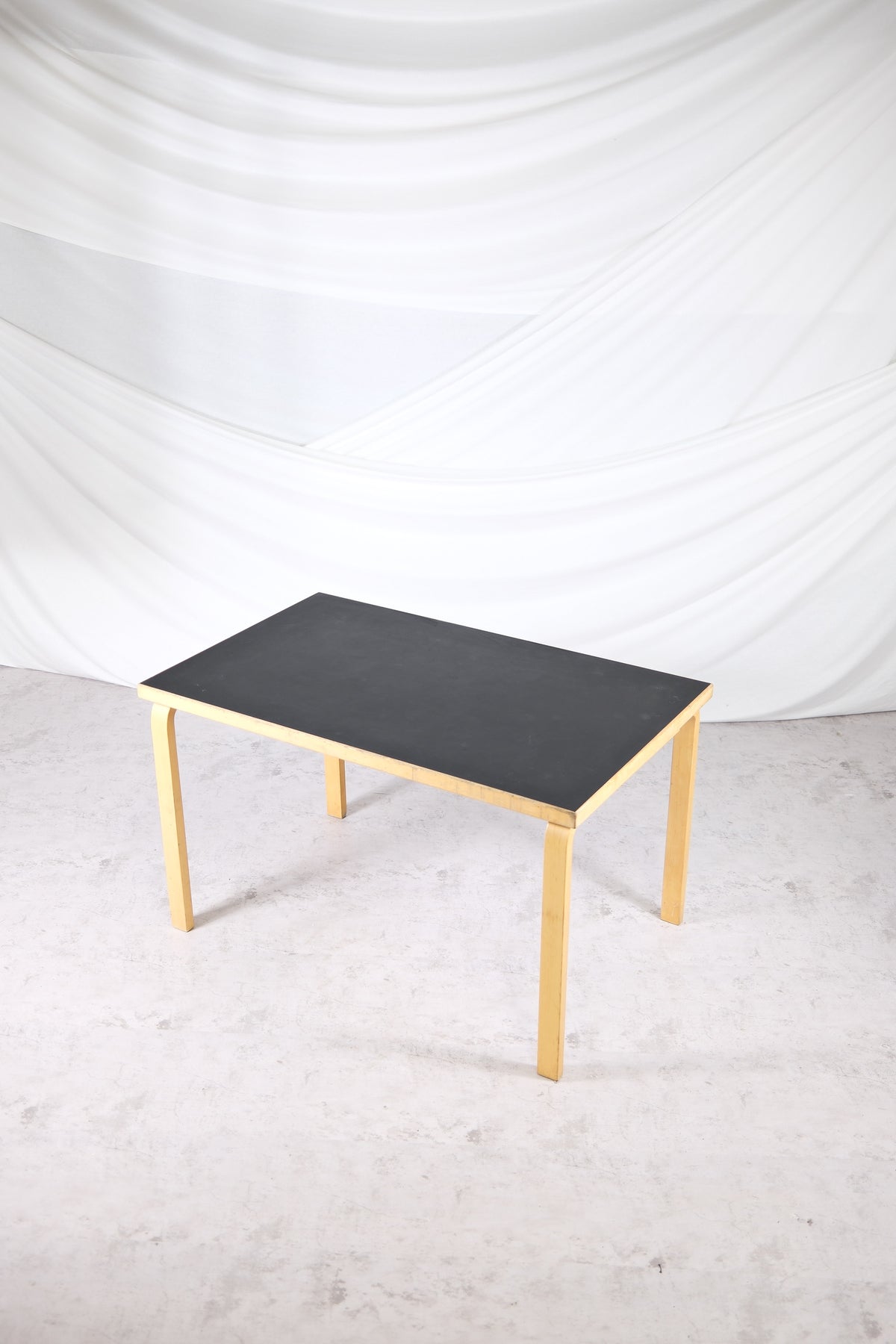Artek 81B -ruokapöytä mustalla linoleumikannella