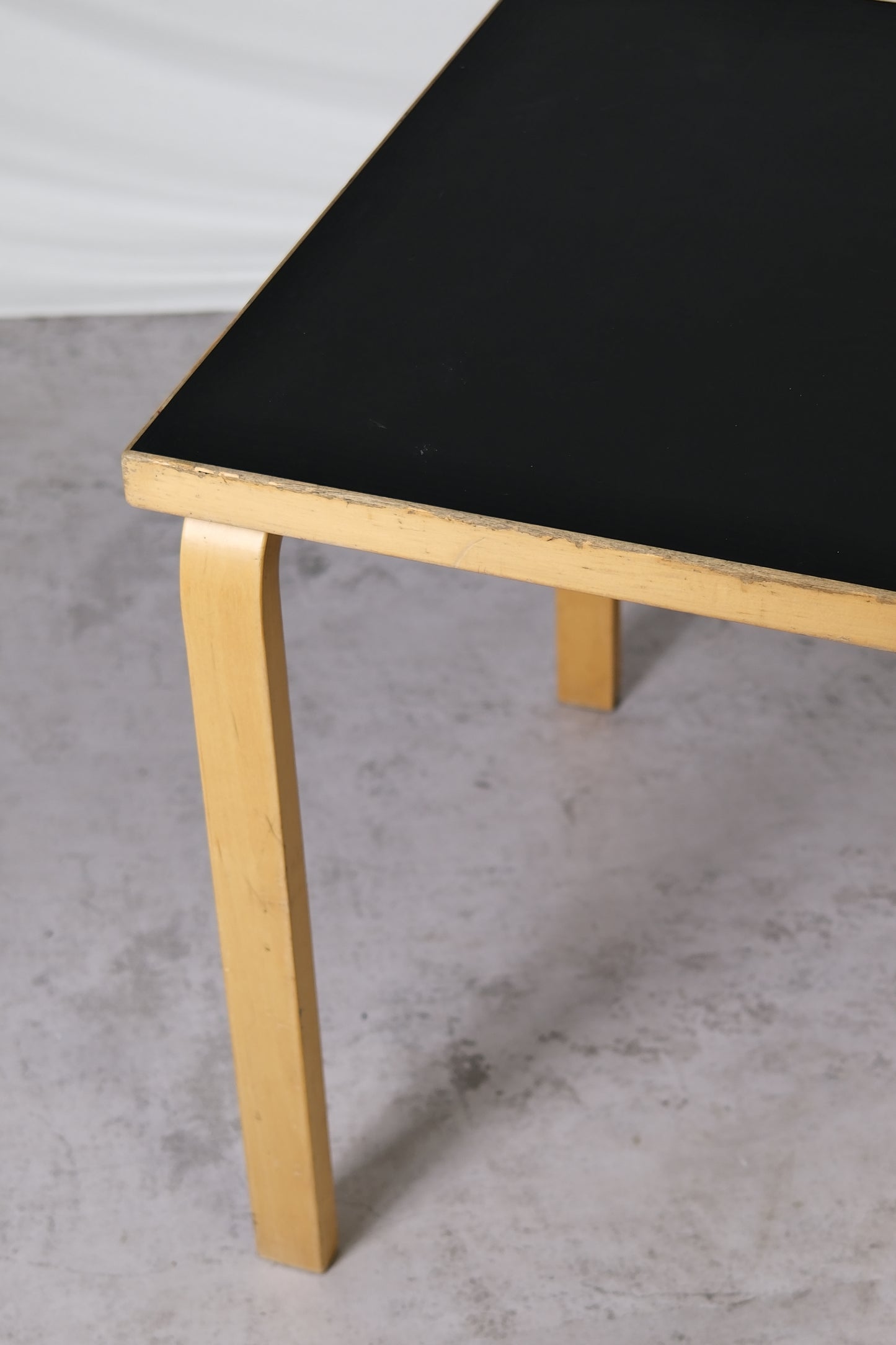 Artek 81B -ruokapöytä mustalla linoleumikannella
