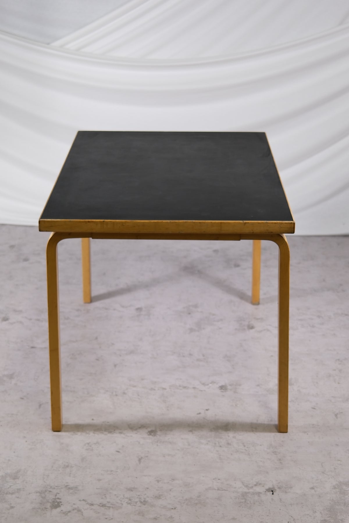 Artek 81B -ruokapöytä mustalla linoleumikannella