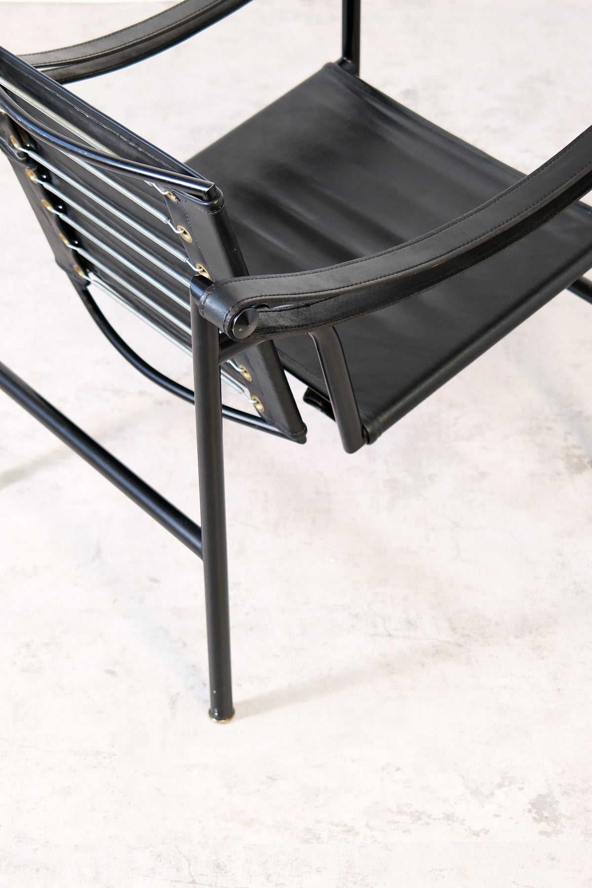 LC1 Chair by Le Corbusier, Pierre Jeanneret & Charlotte Perriand - Pino Interiors