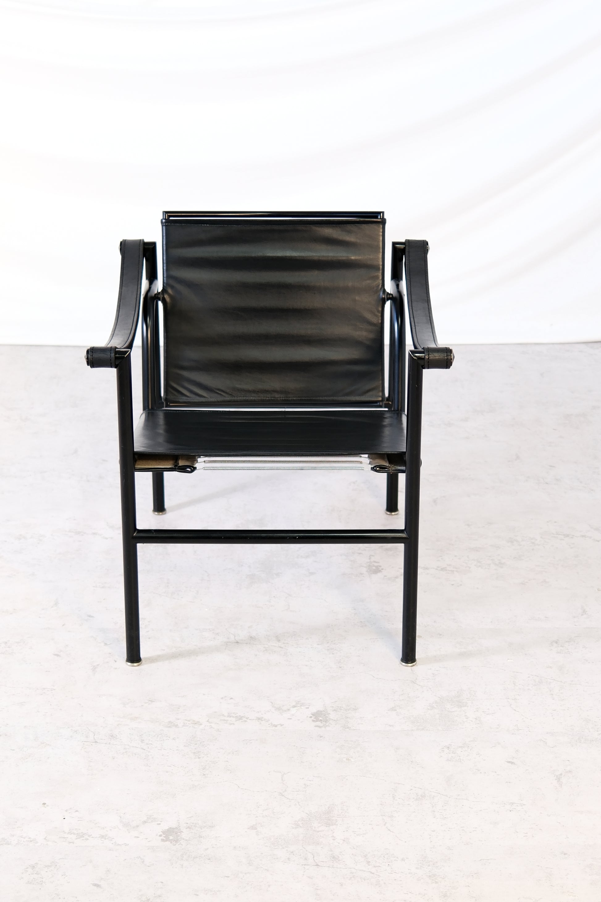 LC1 Chair by Le Corbusier, Pierre Jeanneret & Charlotte Perriand - Pino Interiors