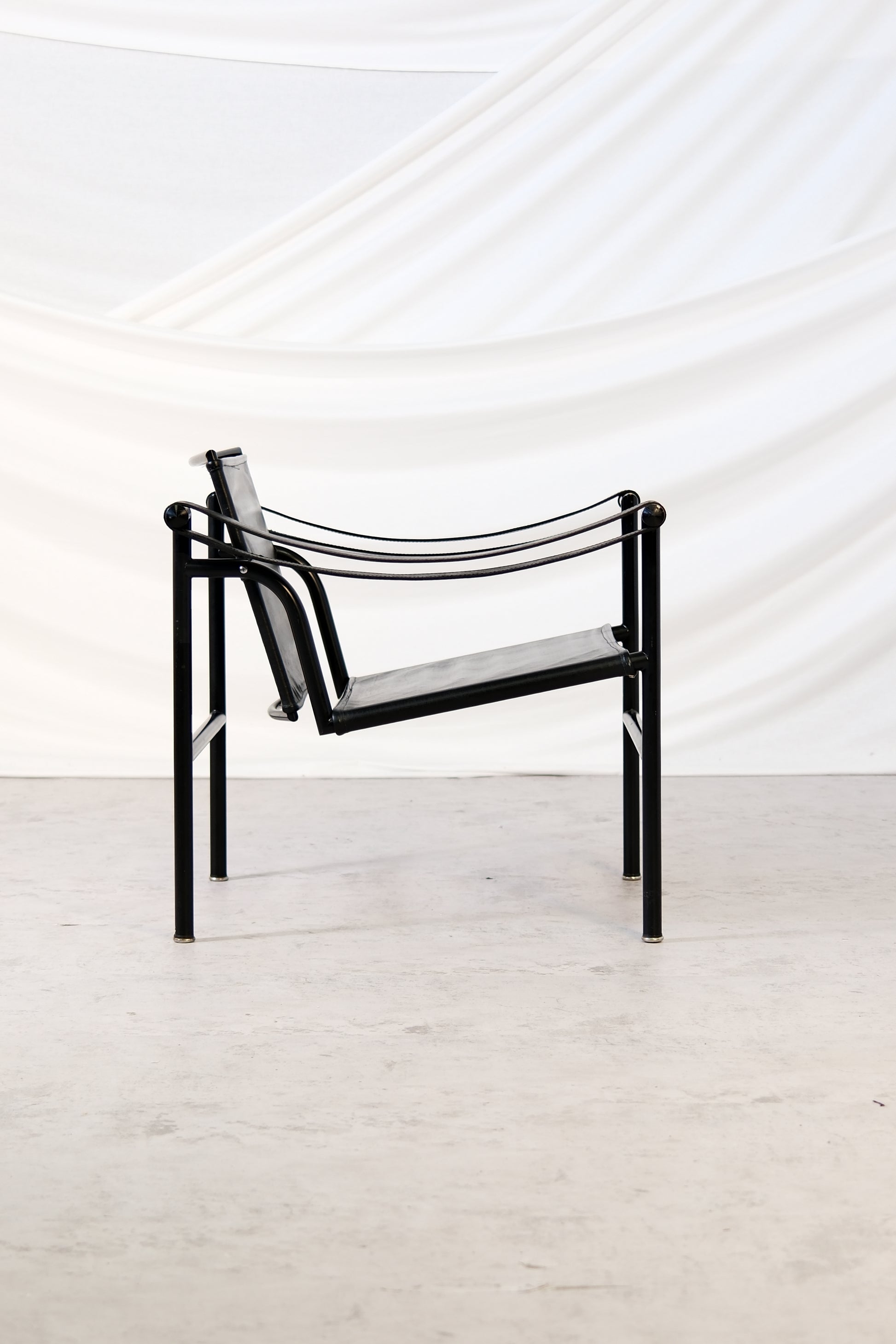 LC1 Chair by Le Corbusier, Pierre Jeanneret & Charlotte Perriand - Pino Interiors