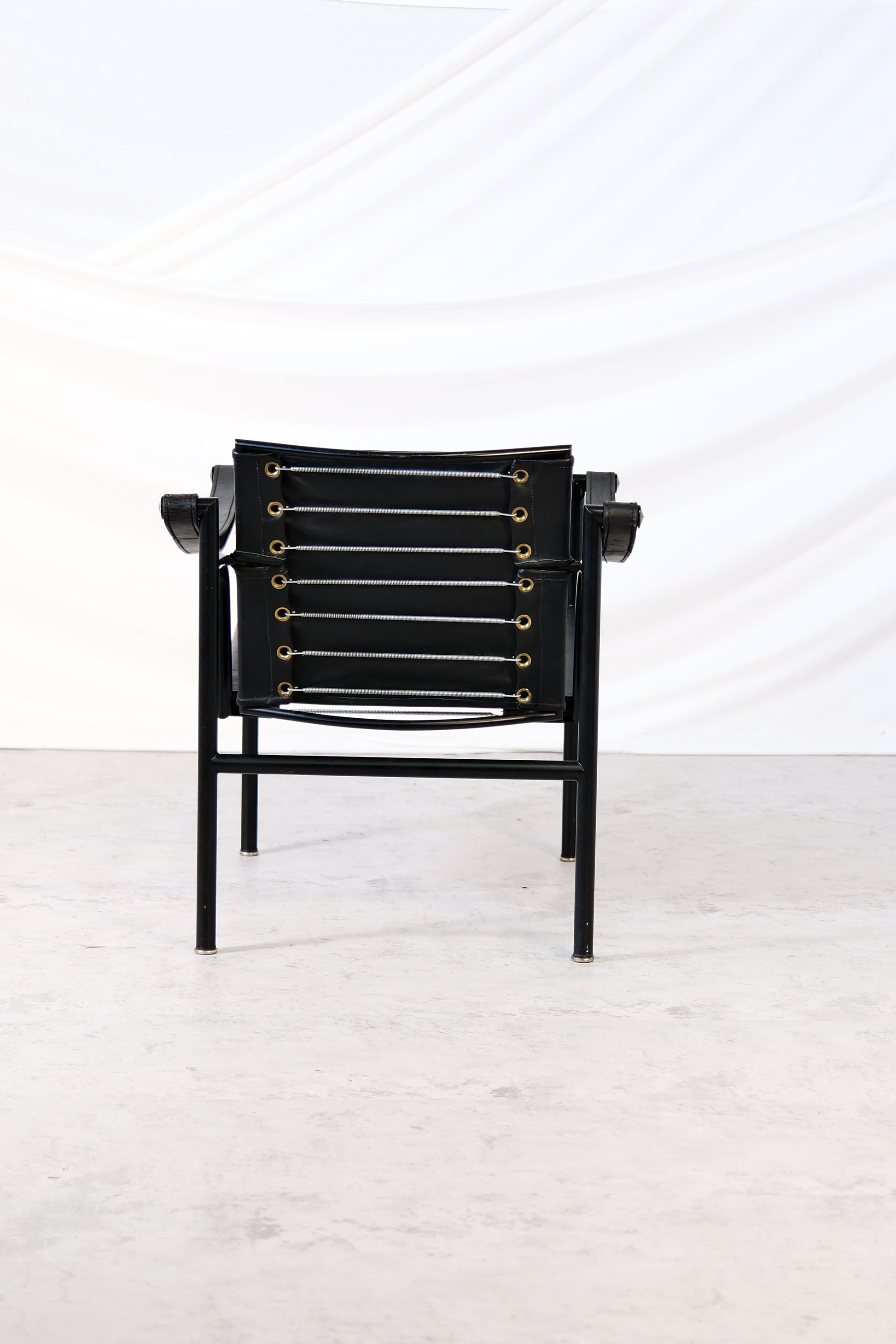 LC1 Chair by Le Corbusier, Pierre Jeanneret & Charlotte Perriand - Pino Interiors