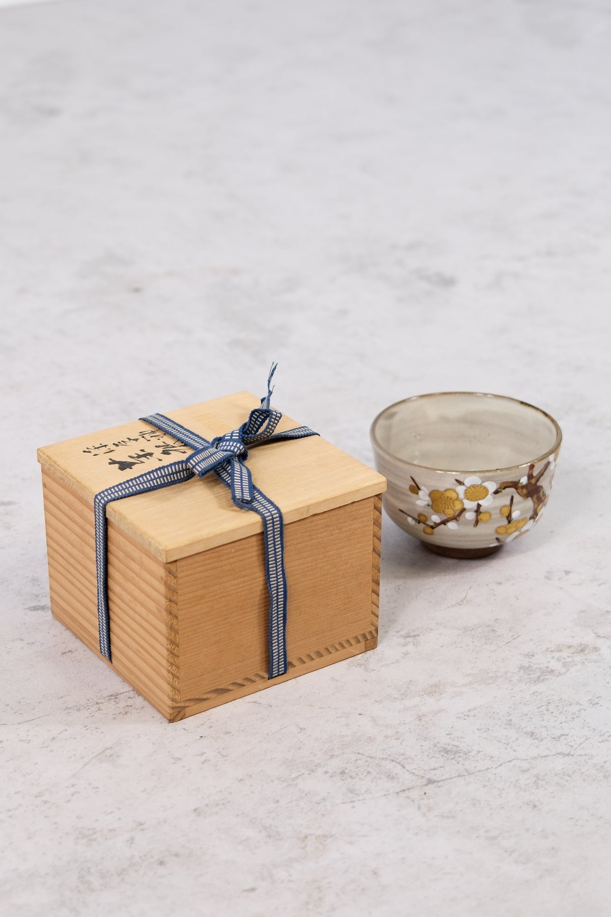 Gyokuhō Kiln – chawan-kulho, valkoinen luumulehtokuvio, tomobako-laatikko