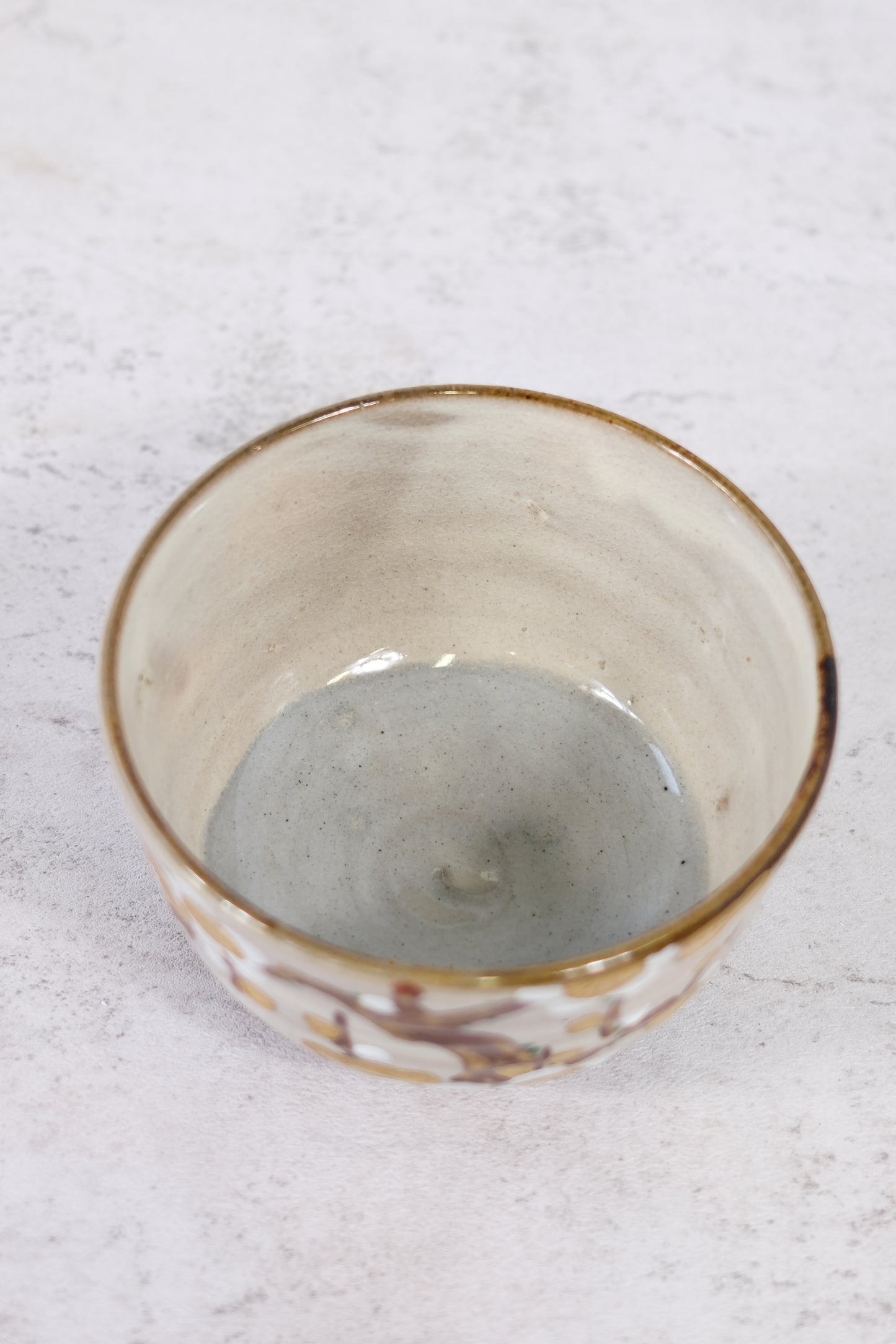 Gyokuhō Kiln – chawan-kulho, valkoinen luumulehtokuvio, tomobako-laatikko