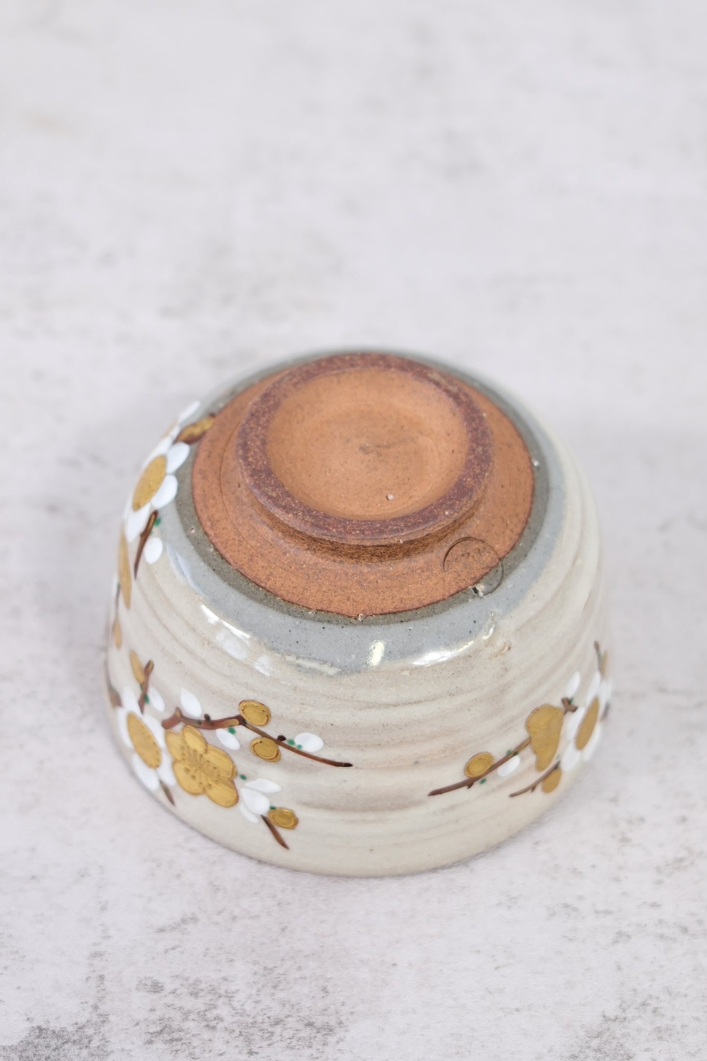 Gyokuhō Kiln – chawan-kulho, valkoinen luumulehtokuvio, tomobako-laatikko