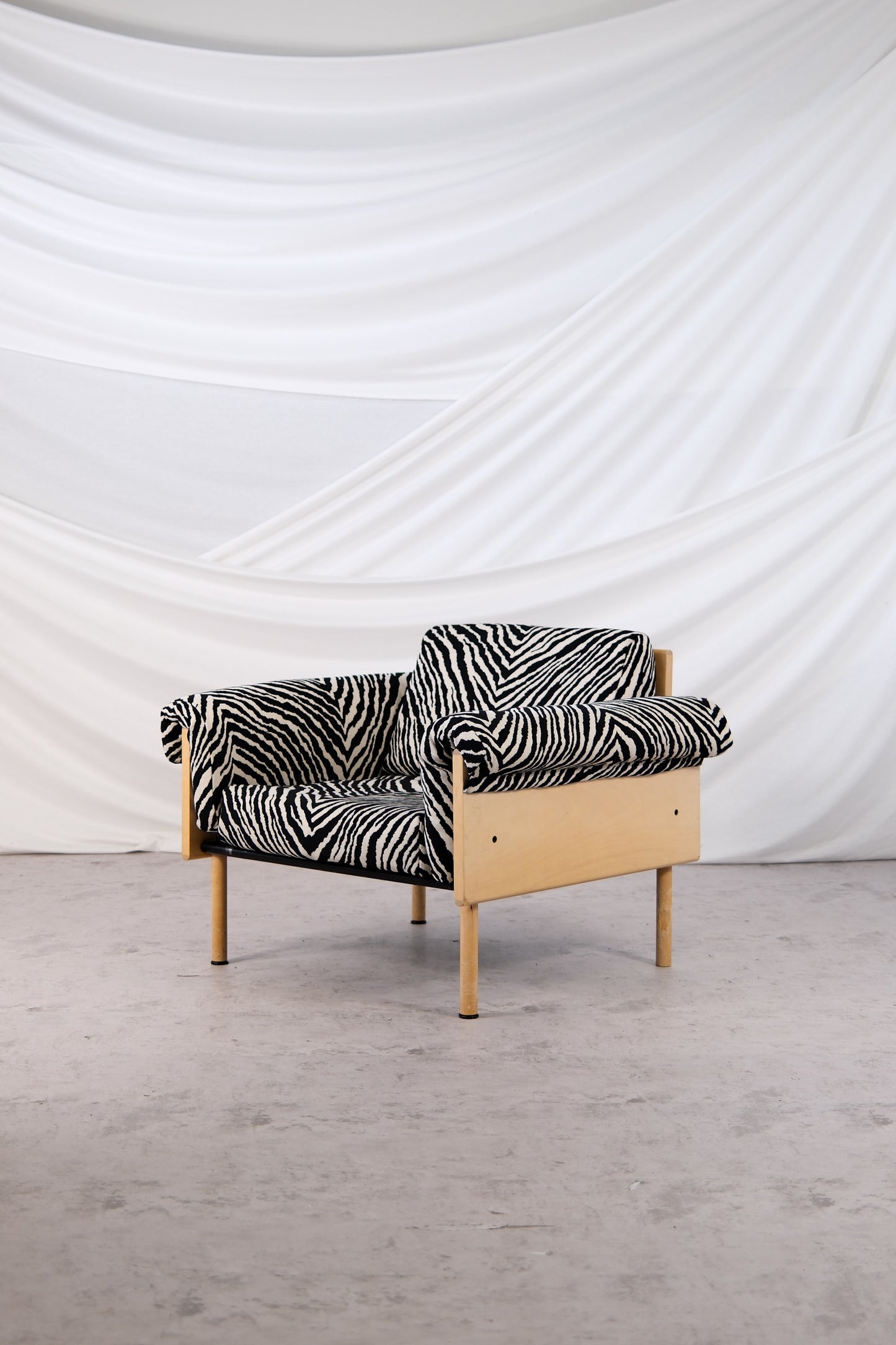 Yrjö Kukkapuro Ateljee -nojatuoli, Zebra-verhoilu, 1960-luku