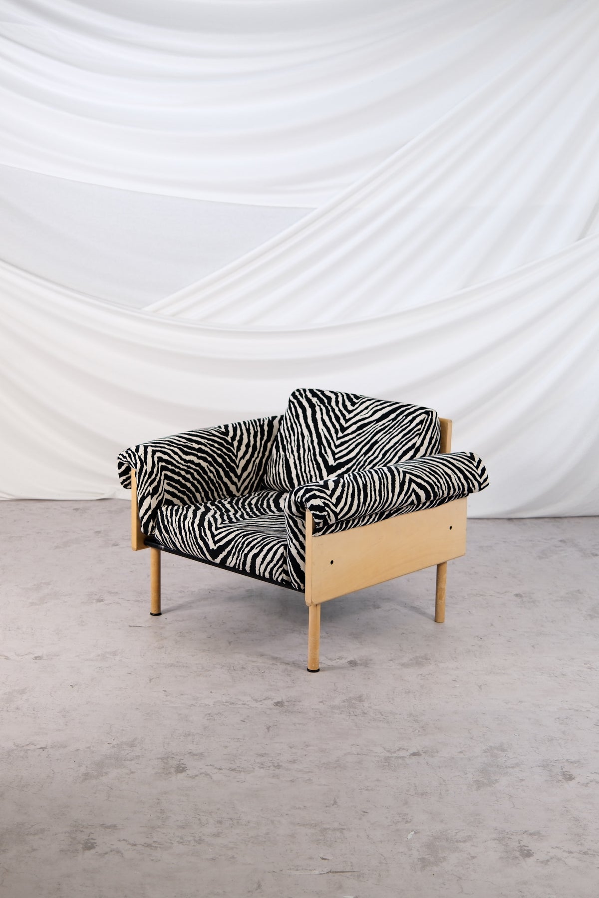Yrjö Kukkapuro Ateljee -nojatuoli, Zebra-verhoilu, 1960-luku