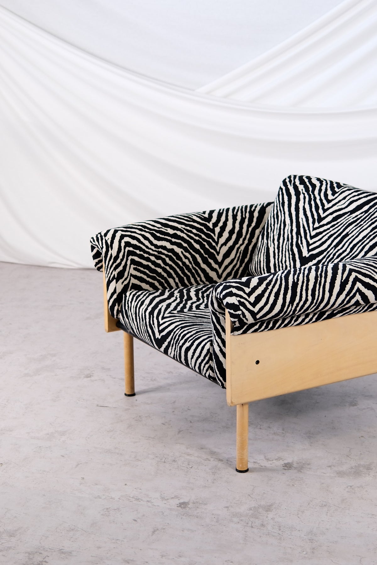 Yrjö Kukkapuro Ateljee -nojatuoli, Zebra-verhoilu, 1960-luku