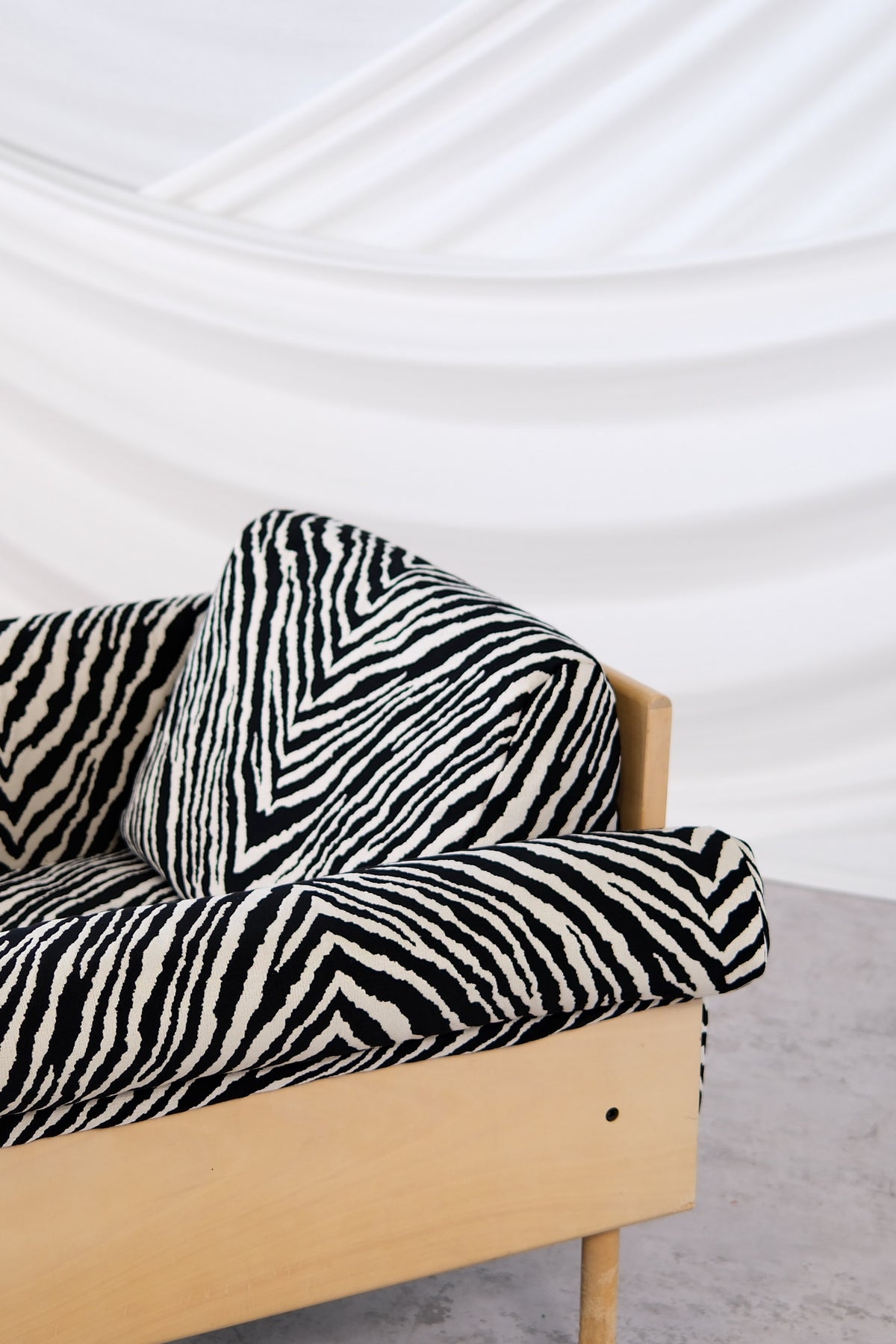 Yrjö Kukkapuro Ateljee -nojatuoli, Zebra-verhoilu, 1960-luku