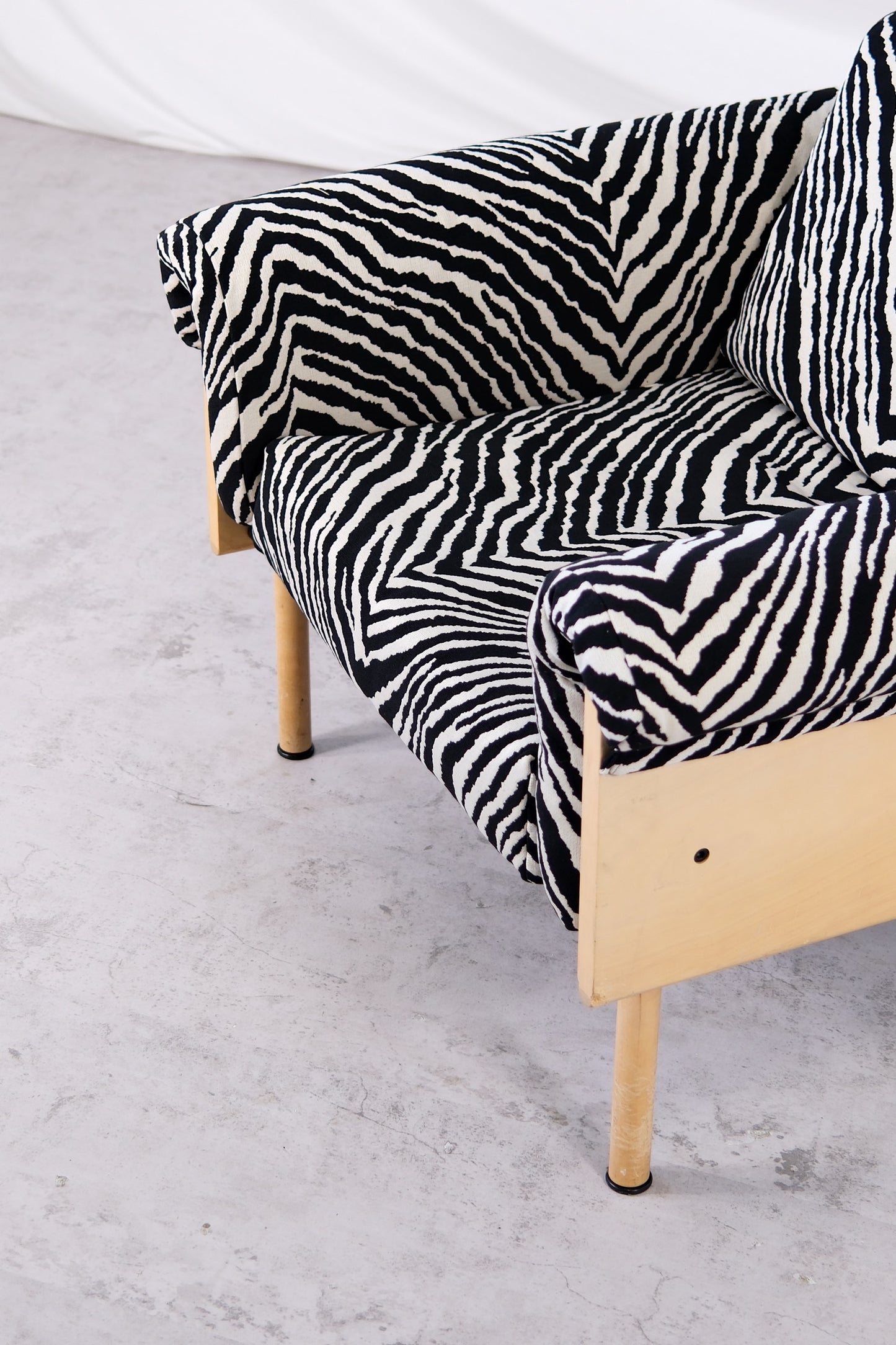 Yrjö Kukkapuro Ateljee -nojatuoli, Zebra-verhoilu, 1960-luku